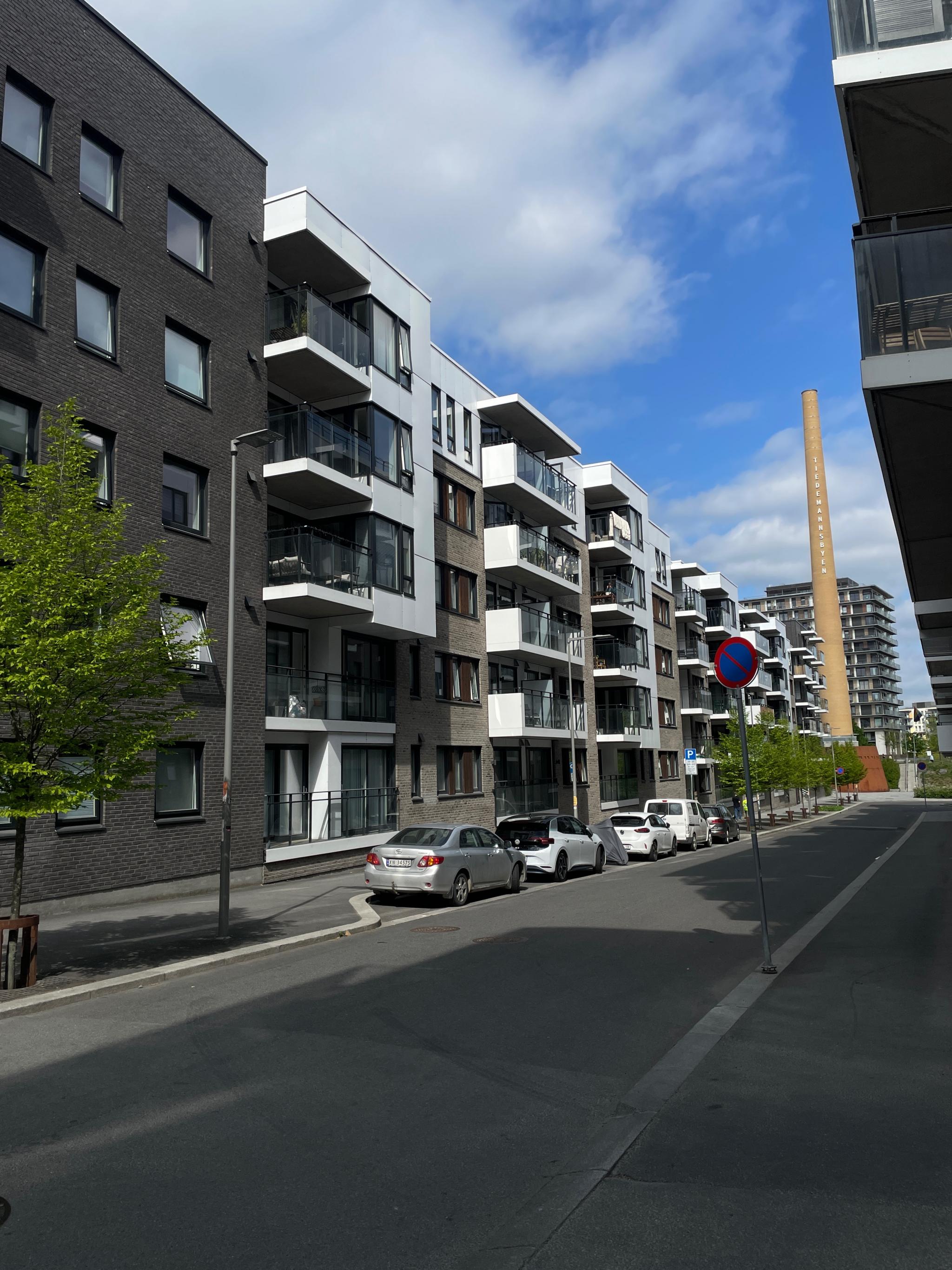 Nærområde. Leilighetens balkong er den til venstre i øverste etasje hvor det er to balkonger ved siden av hverandre. 