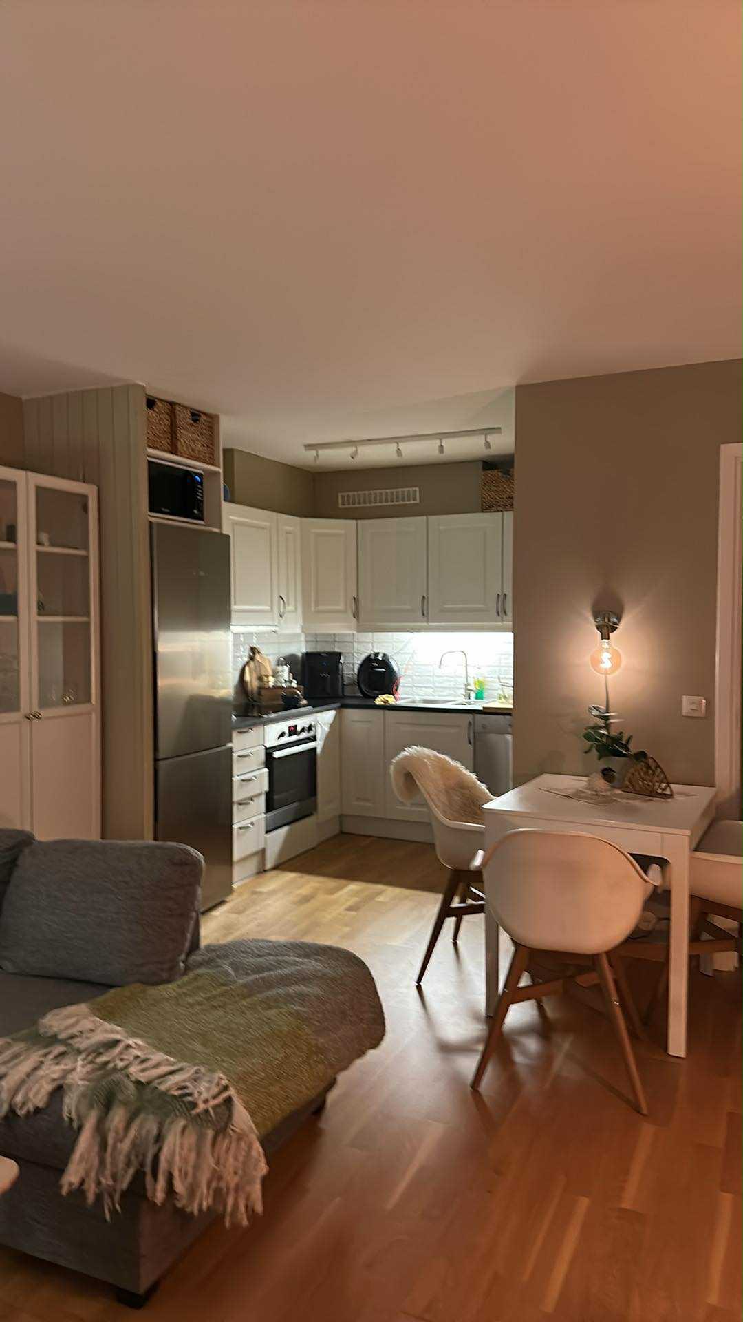 Spisebord med ekstra innleggsplate og 4 stoler.