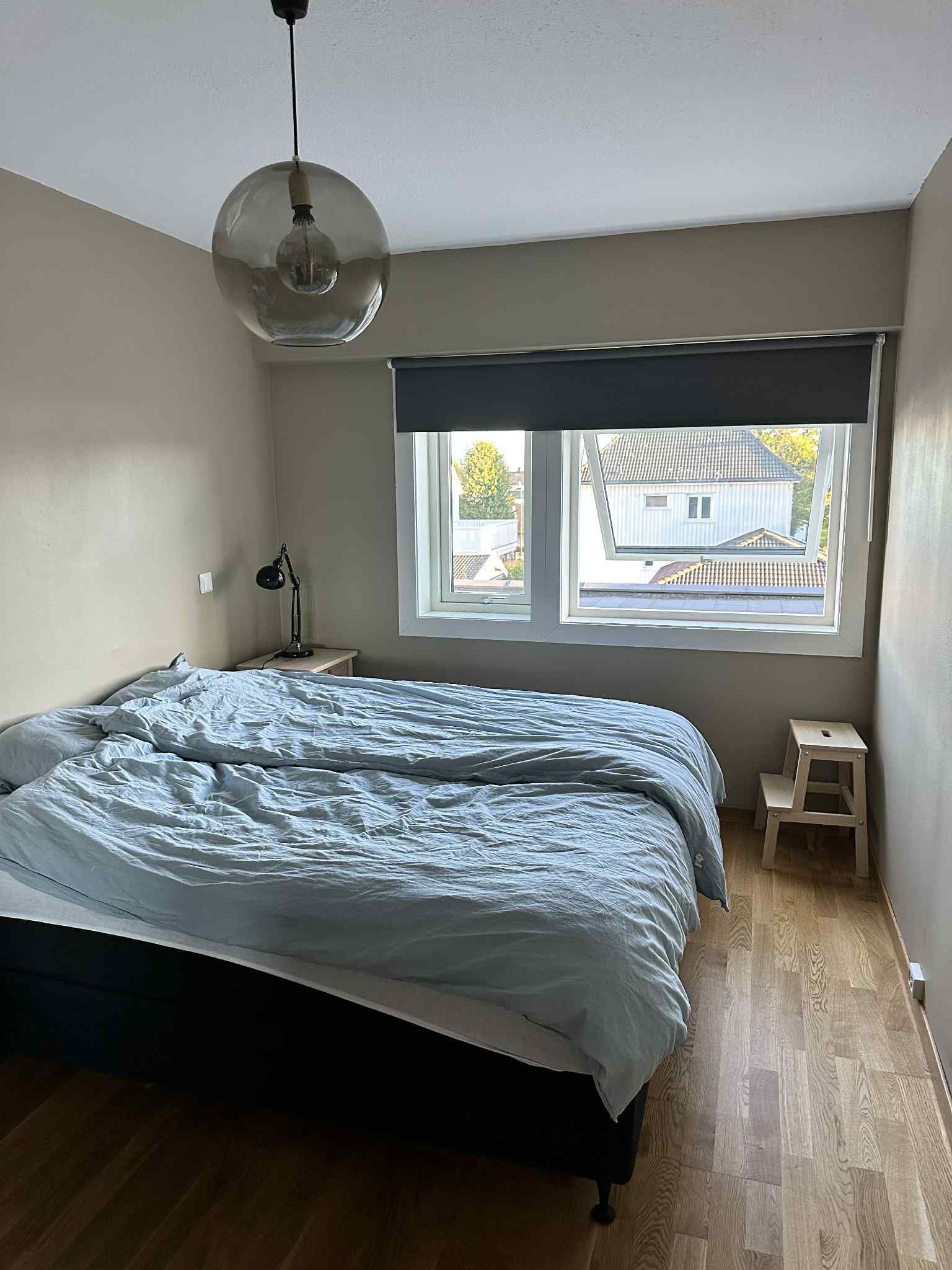 Romslig soverom med stort vindu og masse skapplass (på veggen bak kamera).