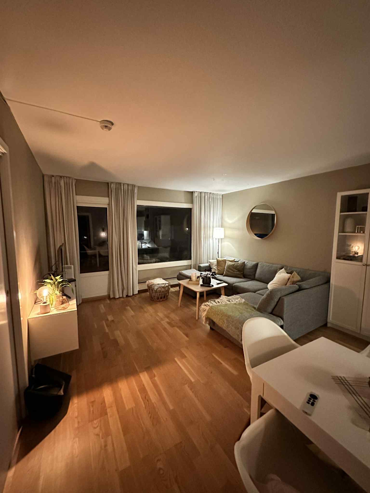 Lys og trivelig åpen stue/kjøkkenløsning.