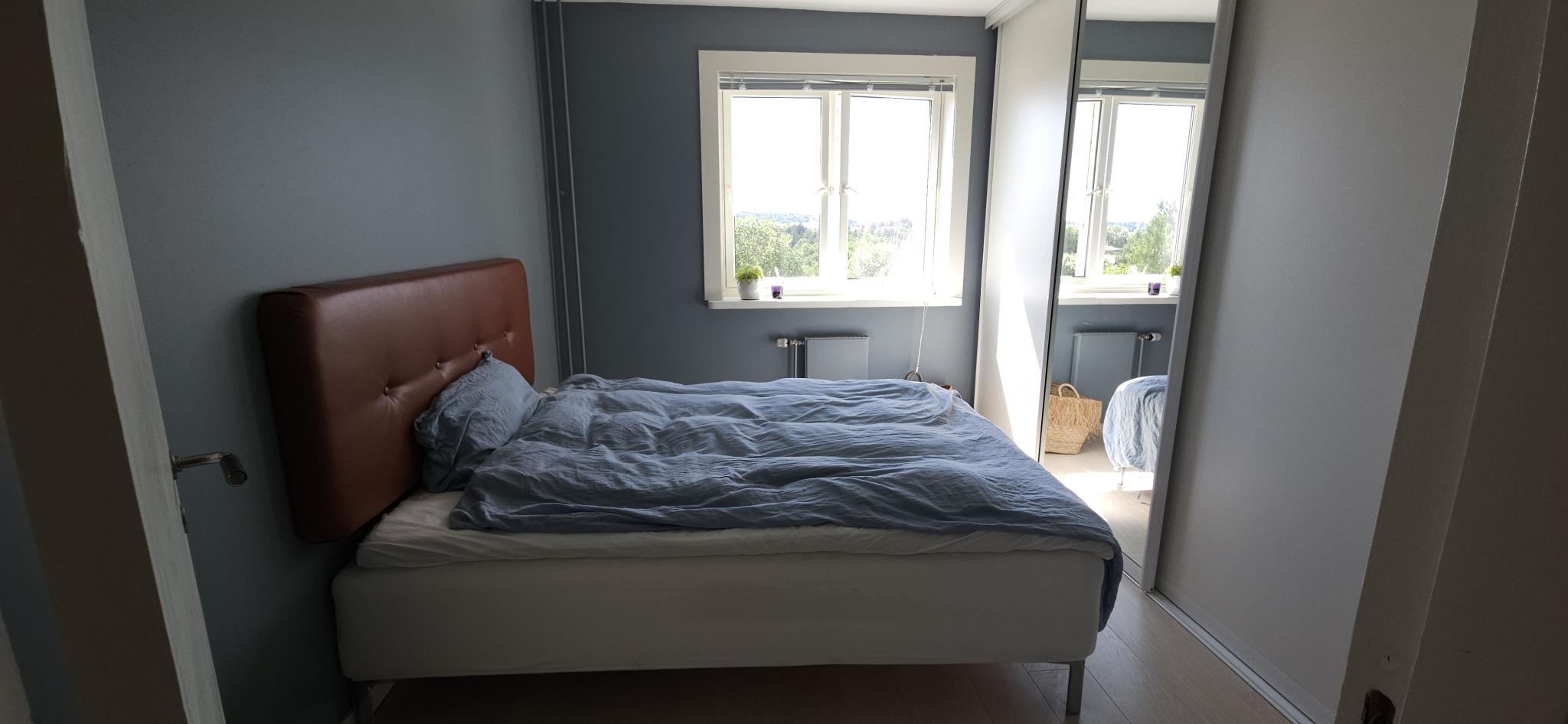 Romslig soverom med stor skyvedørsgarderobe.