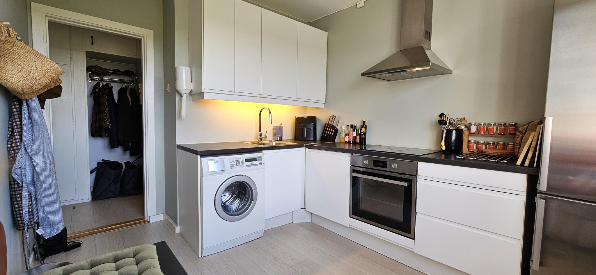 Romslig kjøkken med oppvaskmaskin og Vaskemaskin.