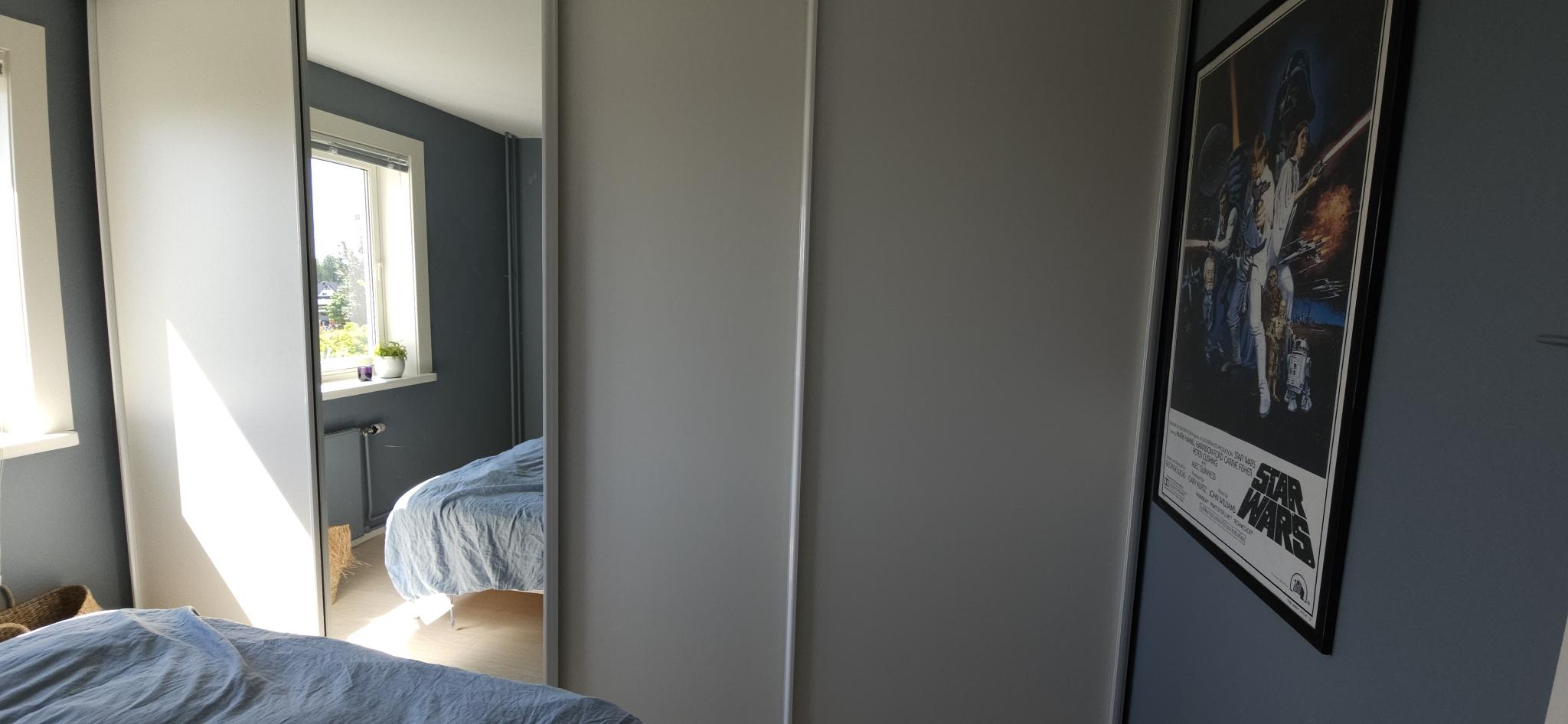 Stor skyvedørsgarderobe på soverom. 