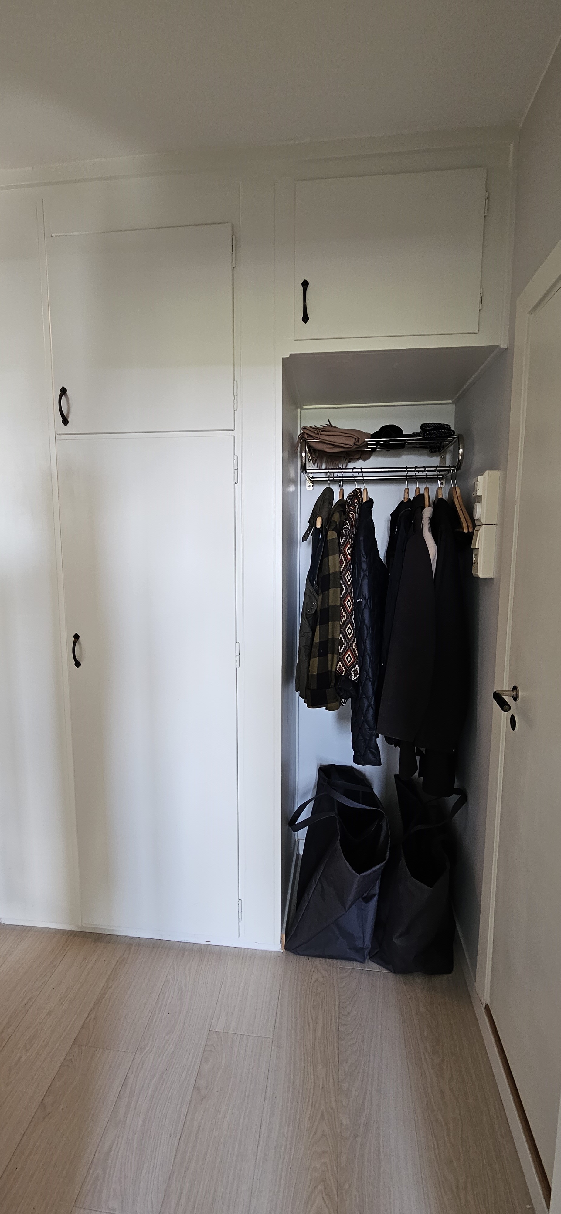 Romslig entre med god skapplass utenfor bad/wc til høyre.