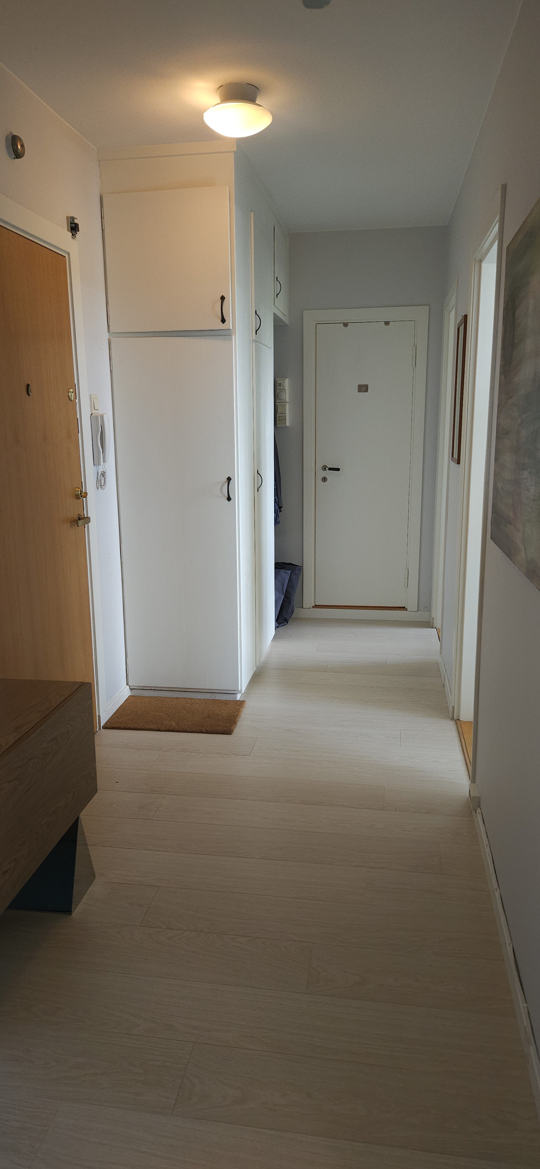 Romslig entre med god skapplass. Bad/WC rett frem, kjøkken og soverom til høyre