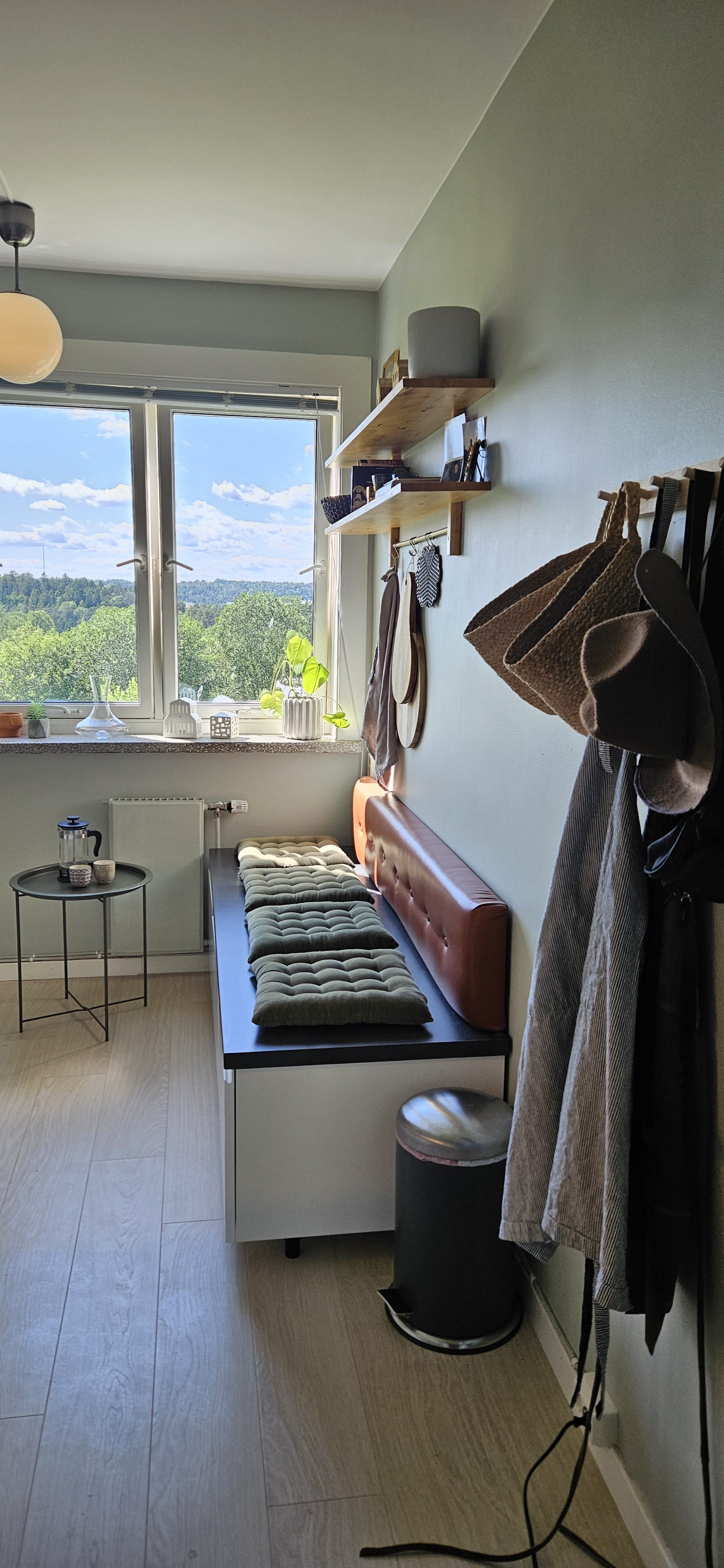 Praktisk sittebenk med kjøkkenskuffer under på kjøkkenet.