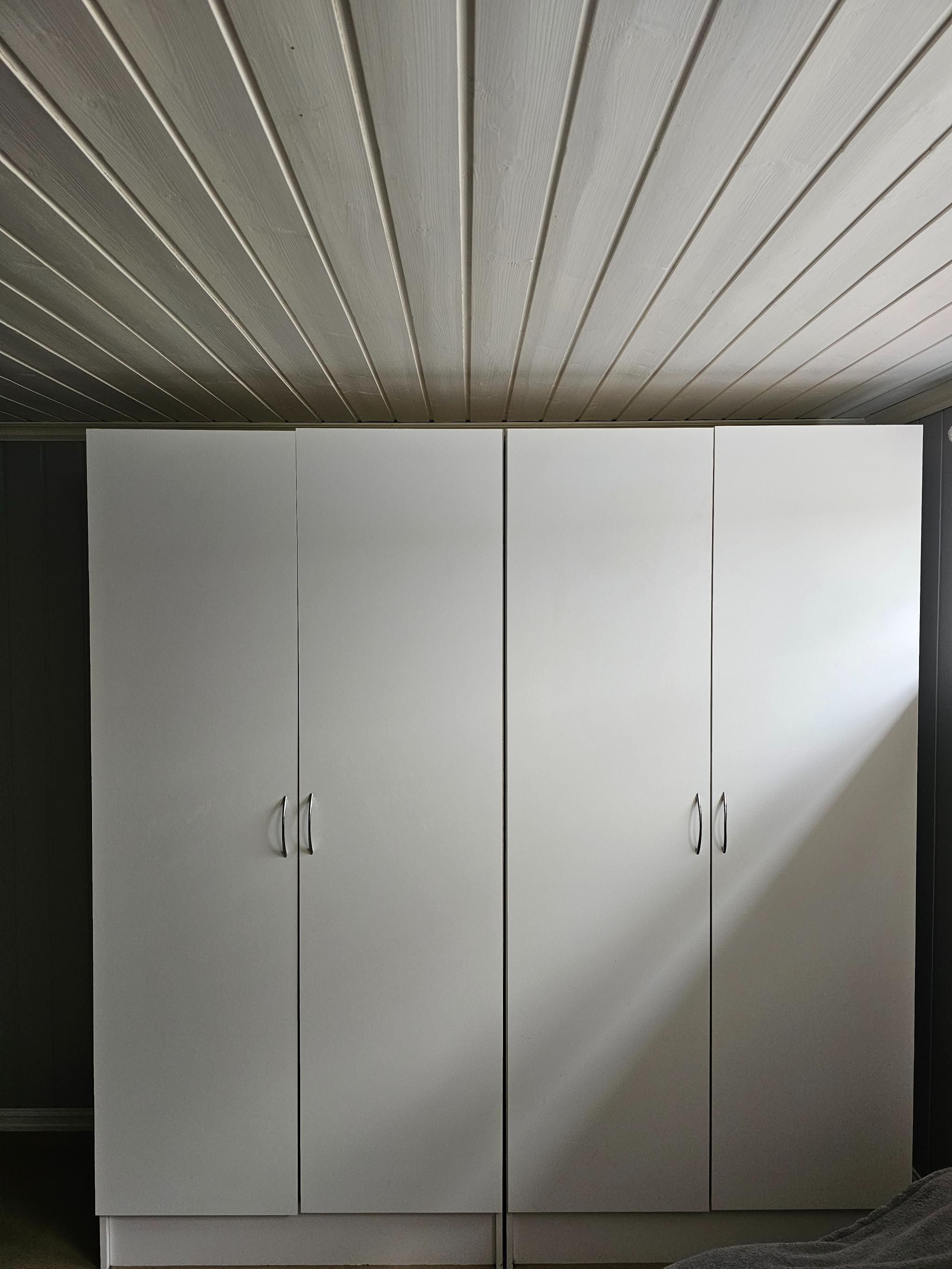 To store garderobeskap 
