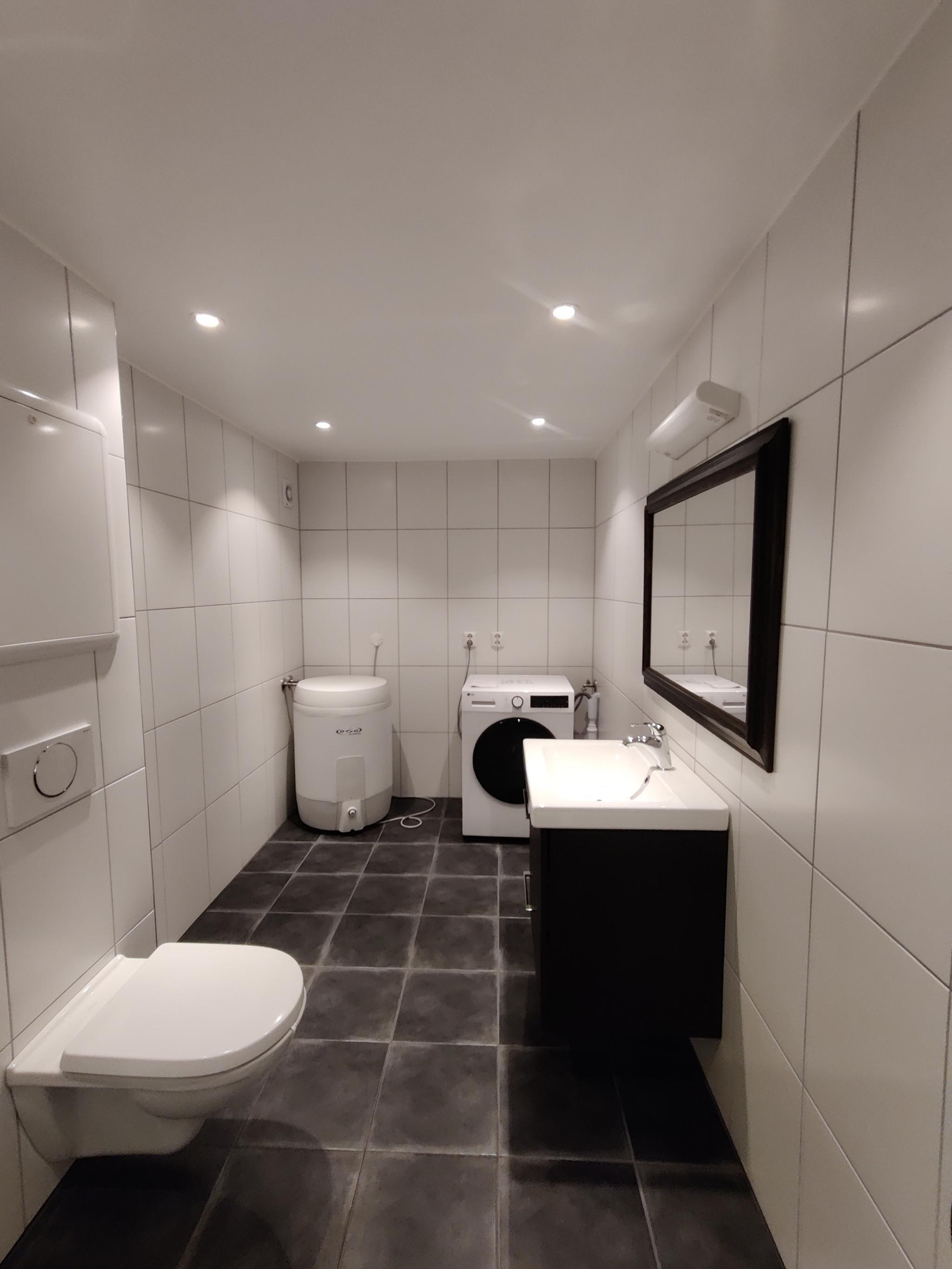 Stort flott bad og vaskerom, med vaskemaskin 