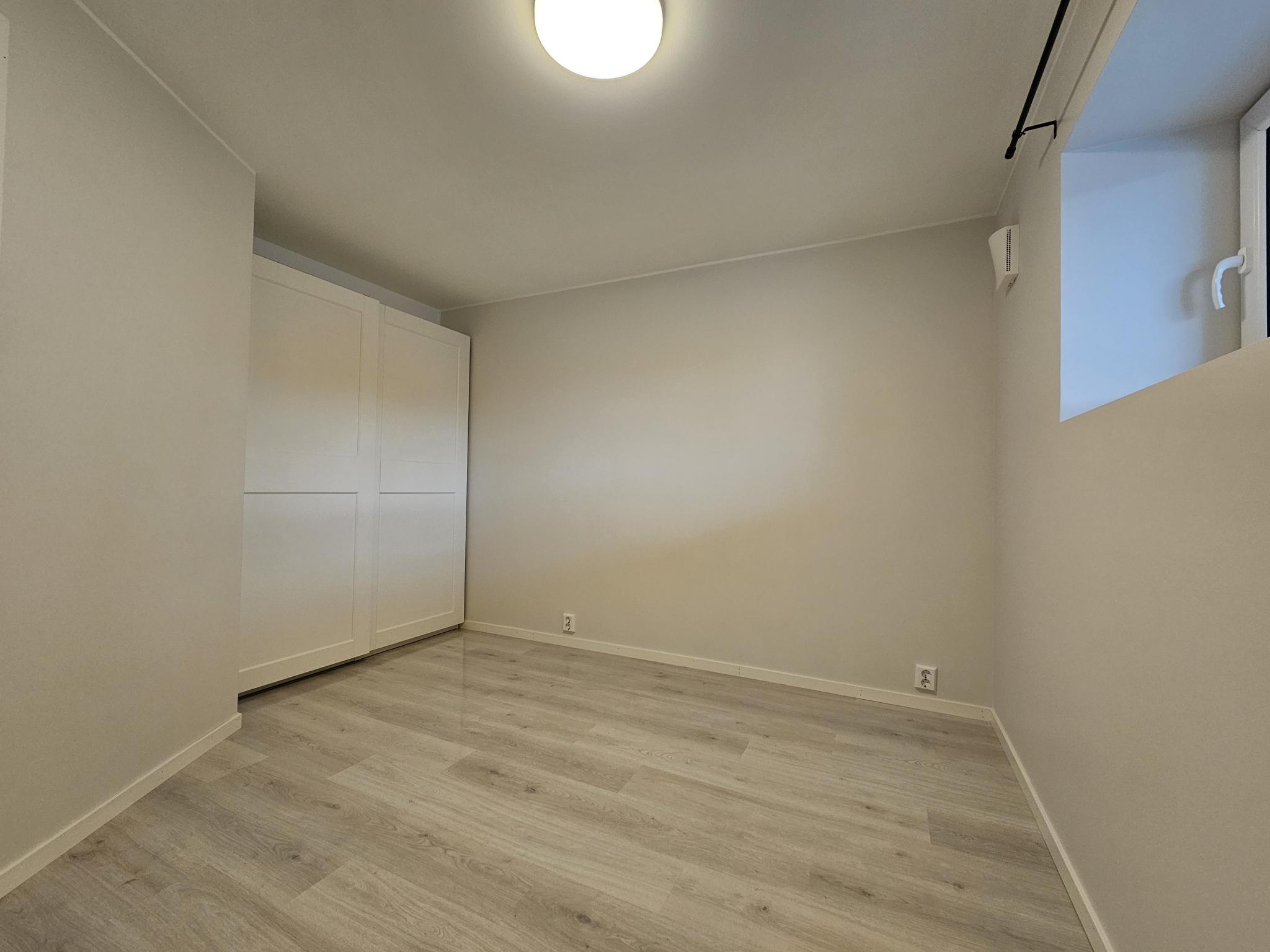Soverom med skyvedørs garderobe .