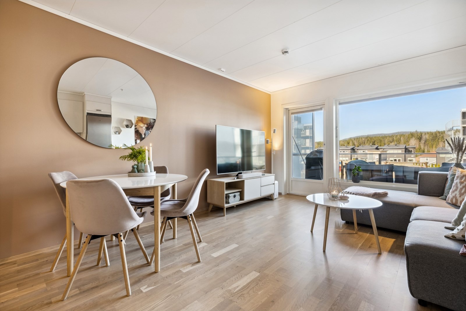 Stue og Spisestue med utgang til balkong