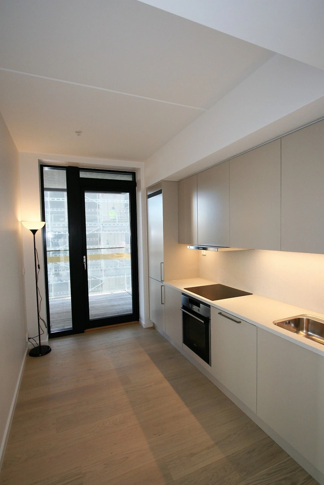 Moderne kjøkken med integrerte hvitevarer