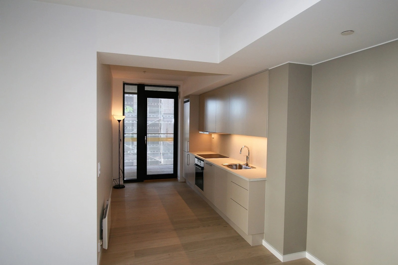 Moderne kjøkken og utgang til egen terrasse