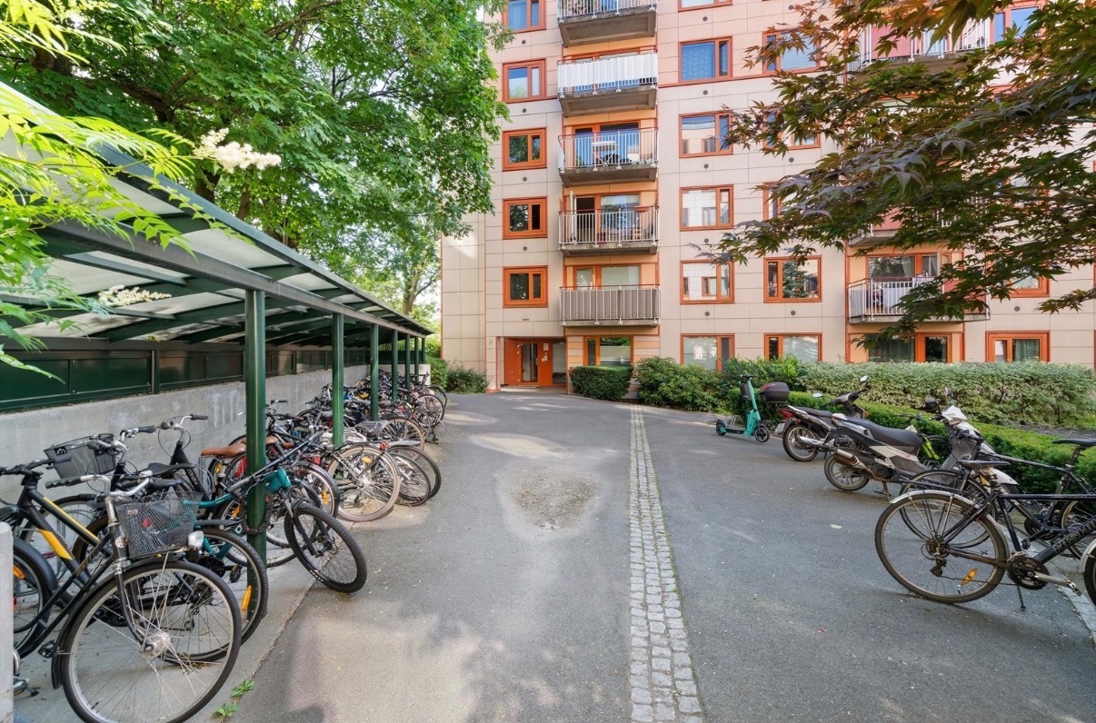 Sykkelparkering utenfor bygget.
