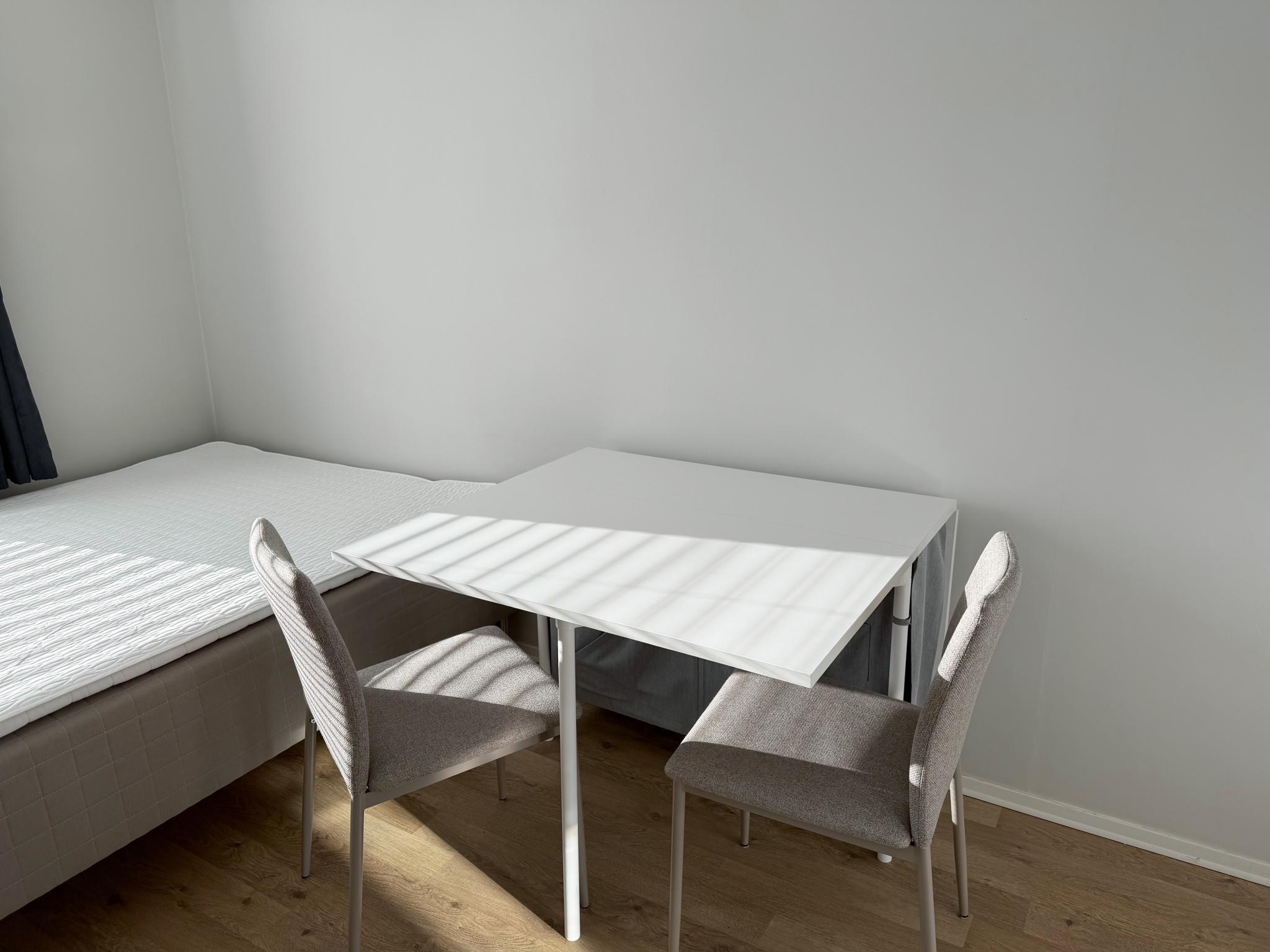 Plassbesparende spisebord med oppbevaring.