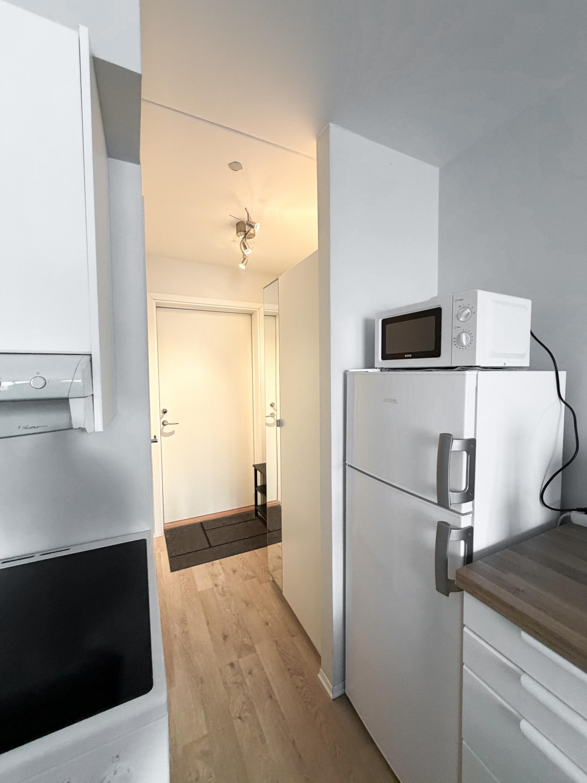 Garderobeskap med heng og skuffer.