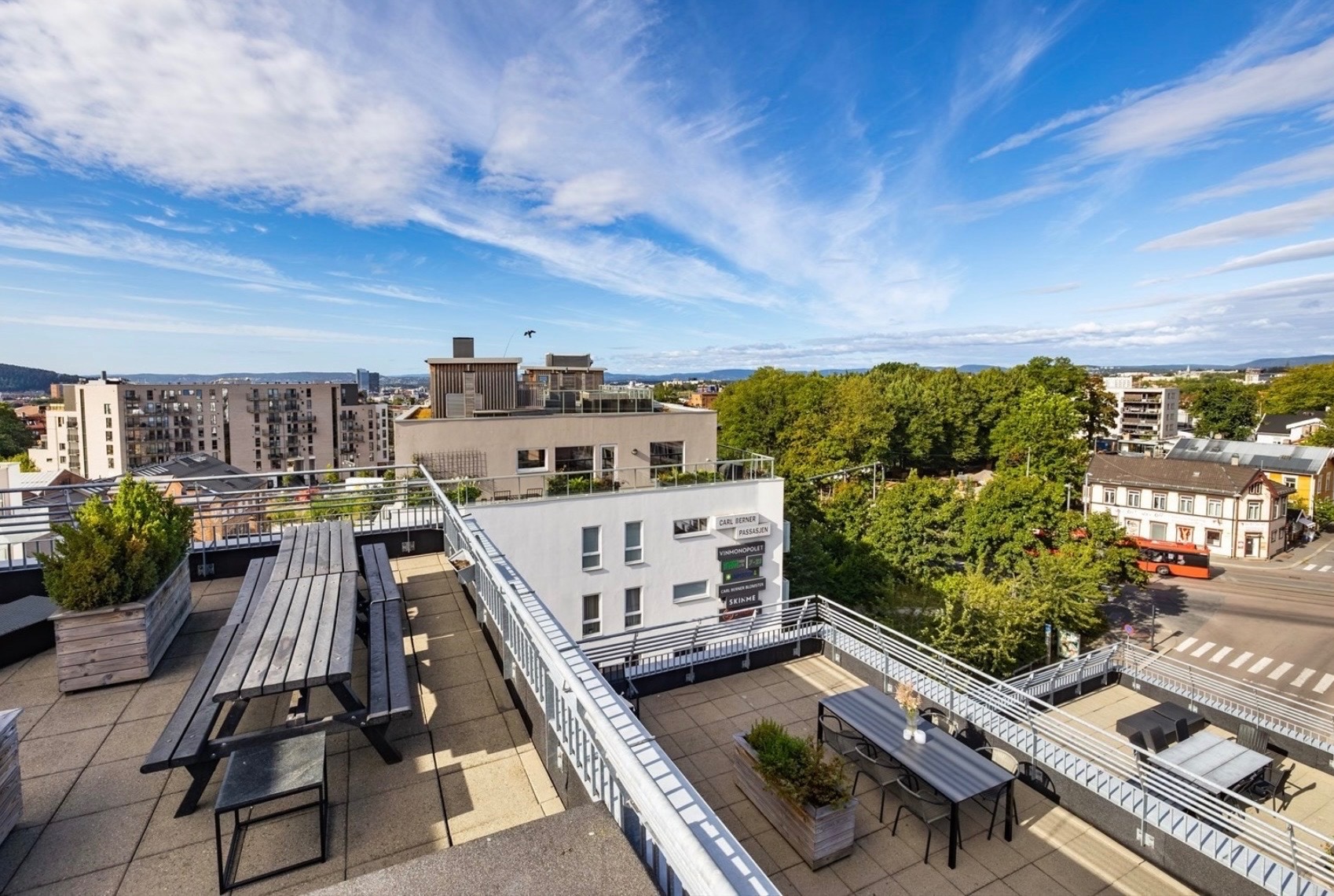 Stor felles takterrasse med gode solforhold.