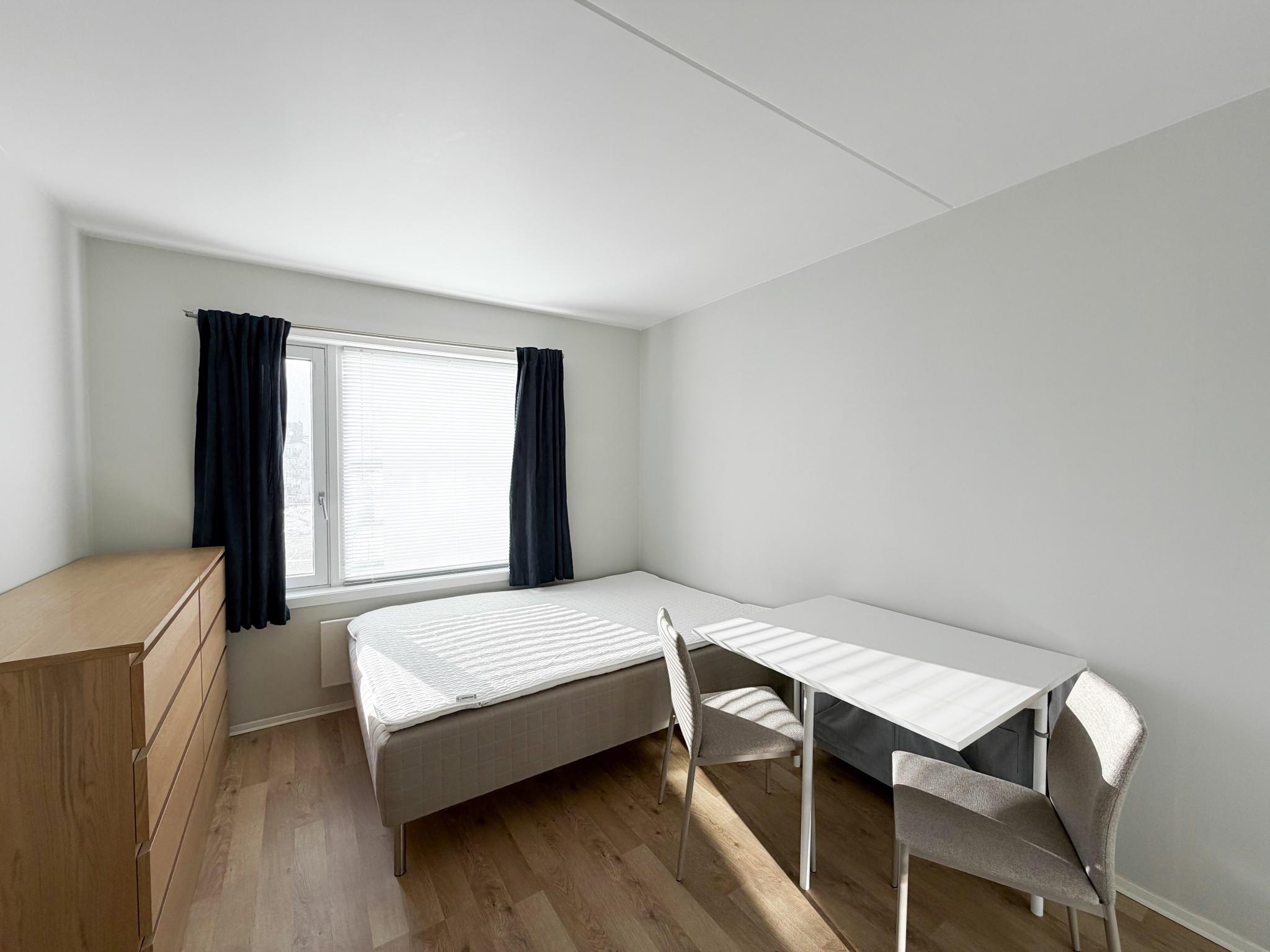 Sengen er 140 cm rammemadrass.