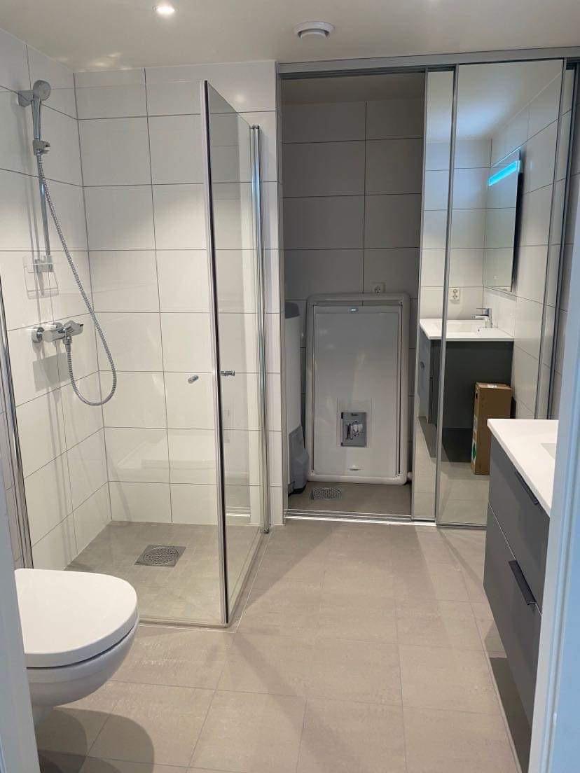 Bad med speilgarderobe med plass til vaskemaskin