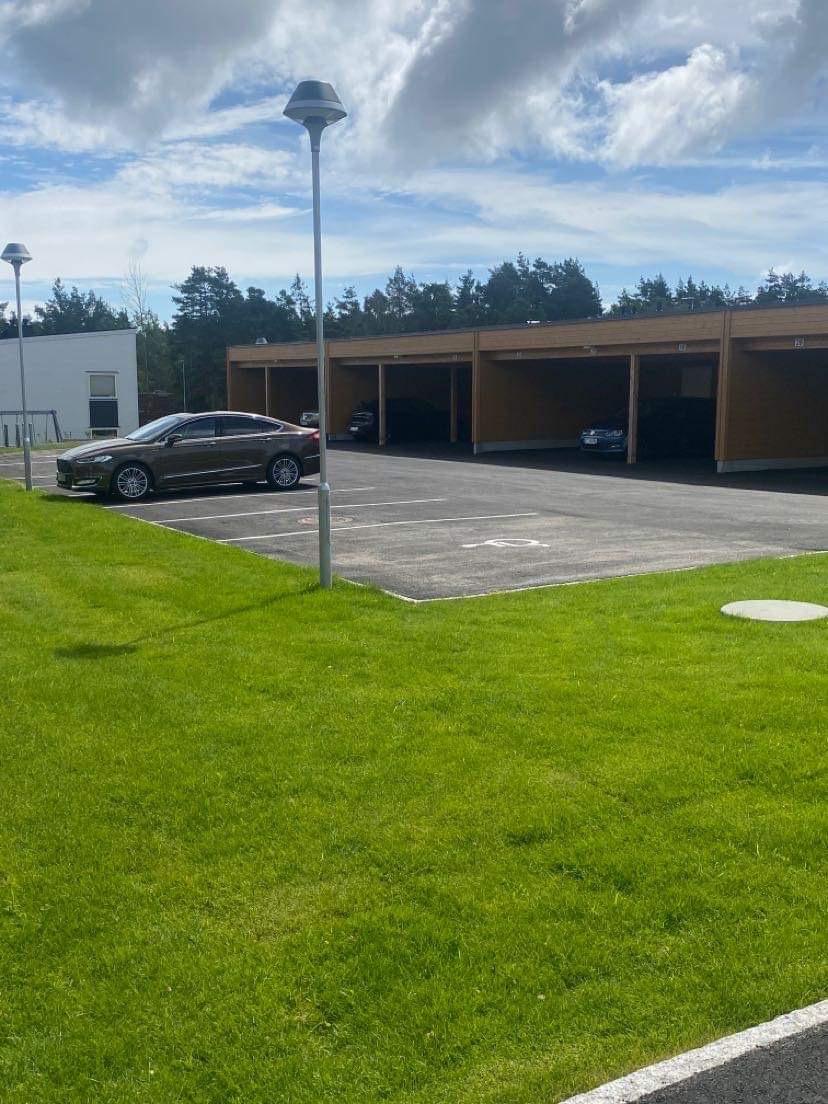 Parkeringer og carport som er klargjort for montering av elbil lader