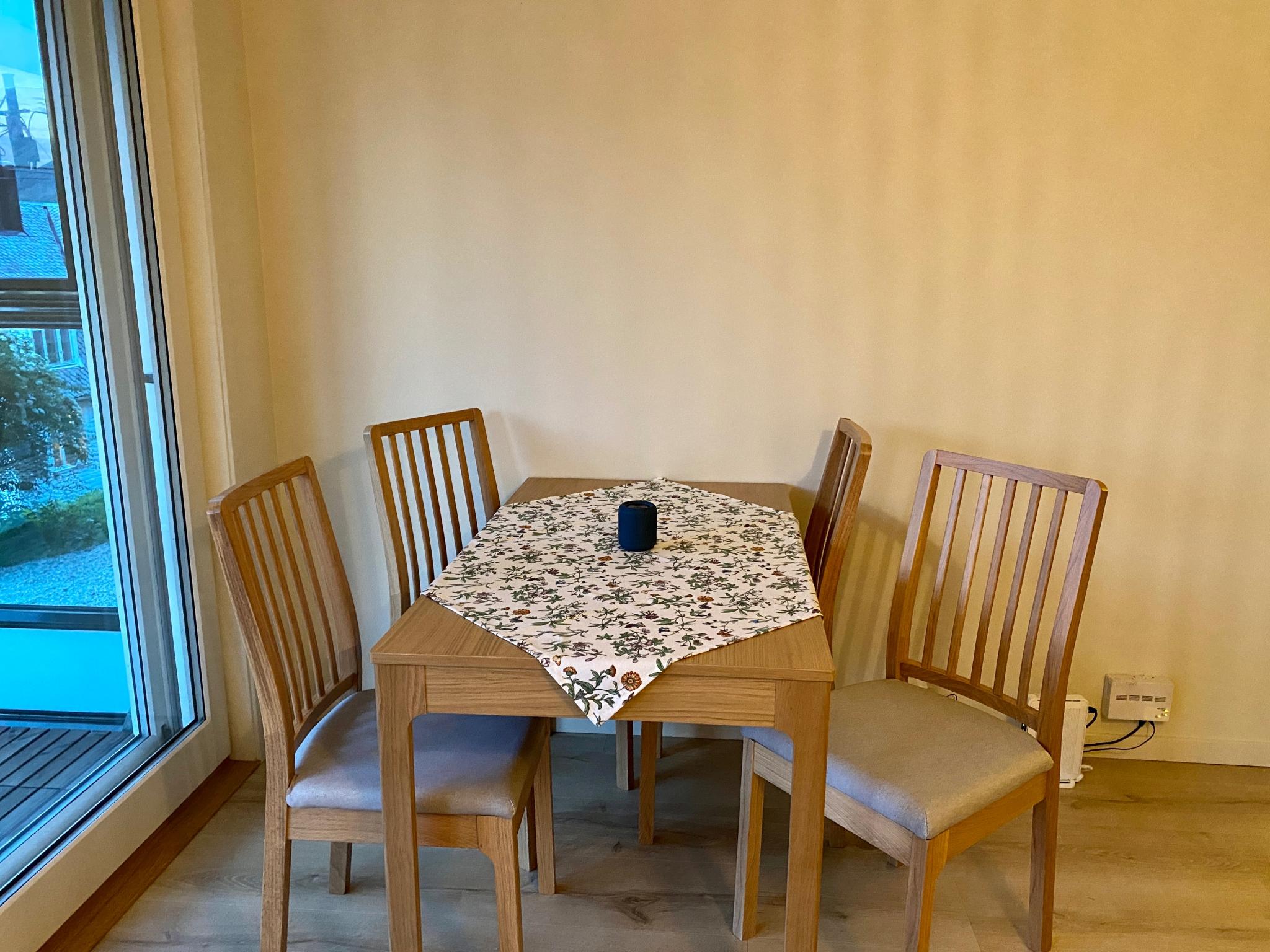 Spisebord med 4 stoler. 