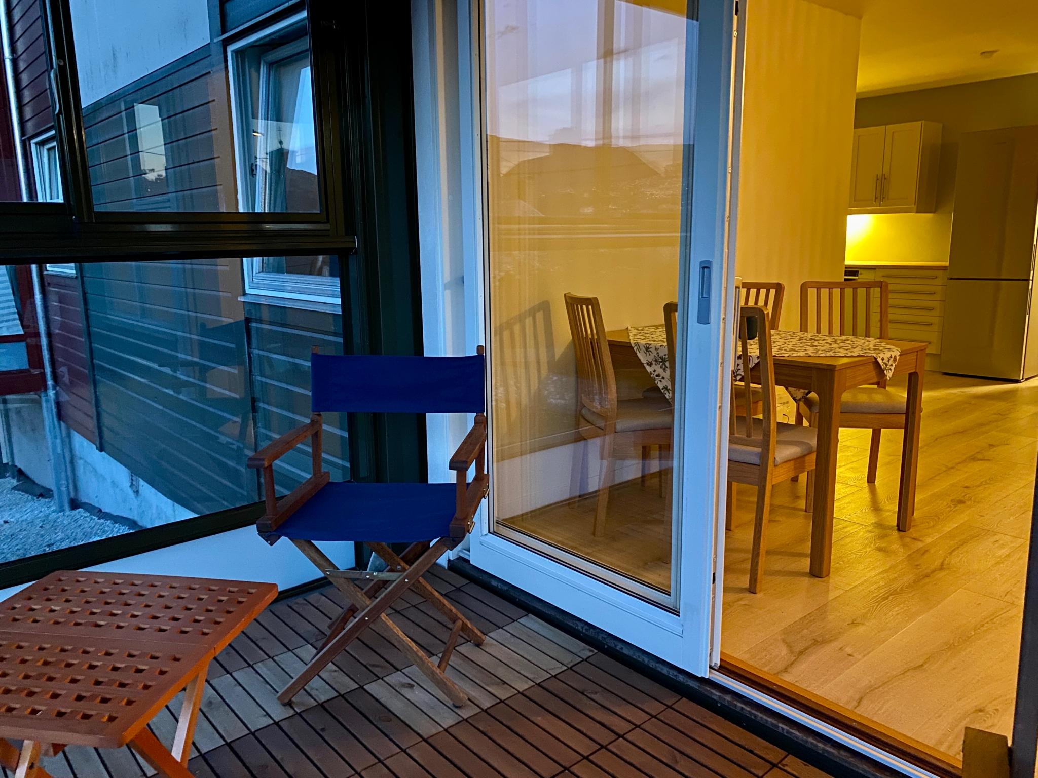 Spisebord og kjøkken, sett fra terrassen. 