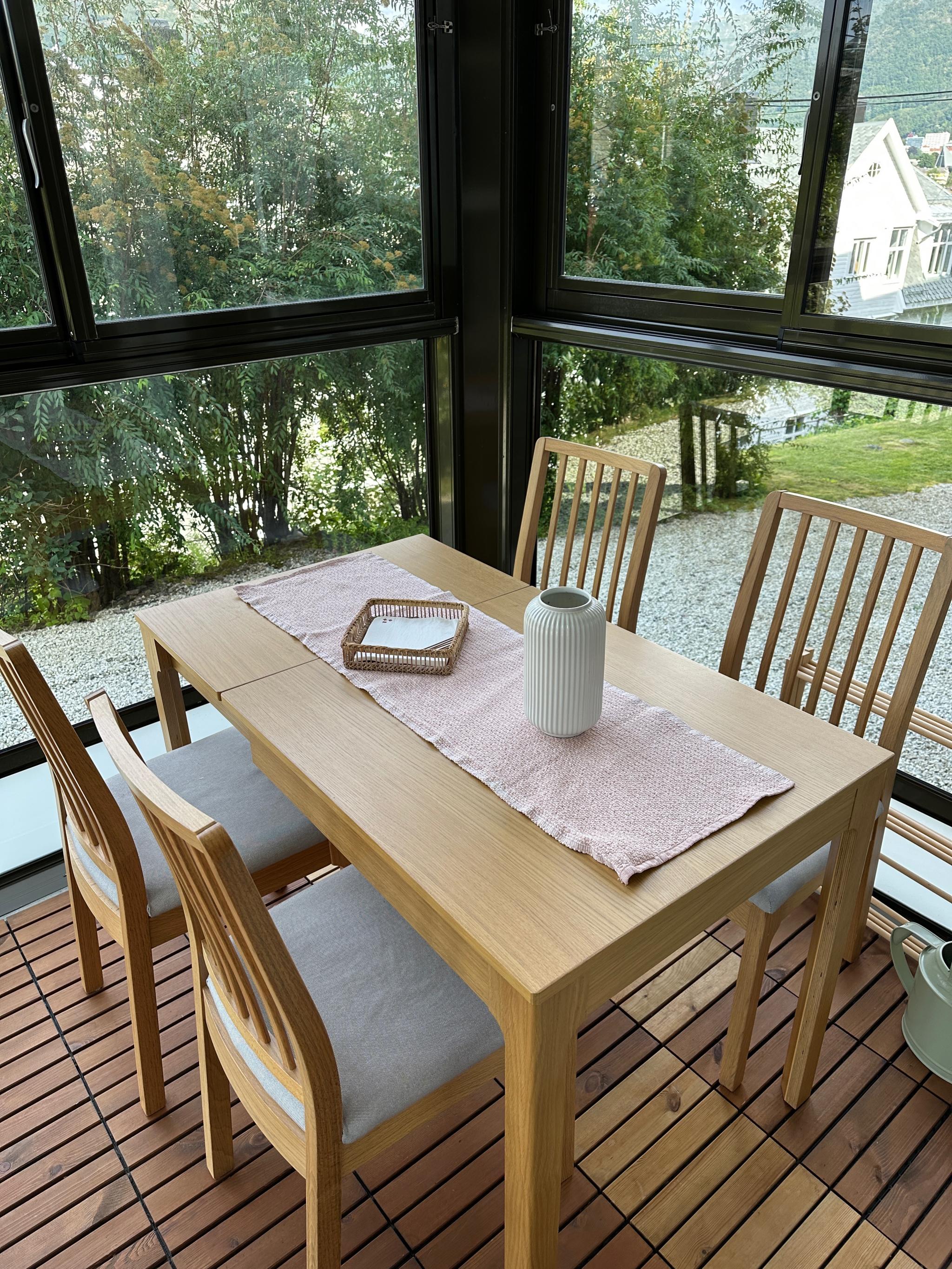 Spisebordet plasser «ute» i innglasset terrasse. 