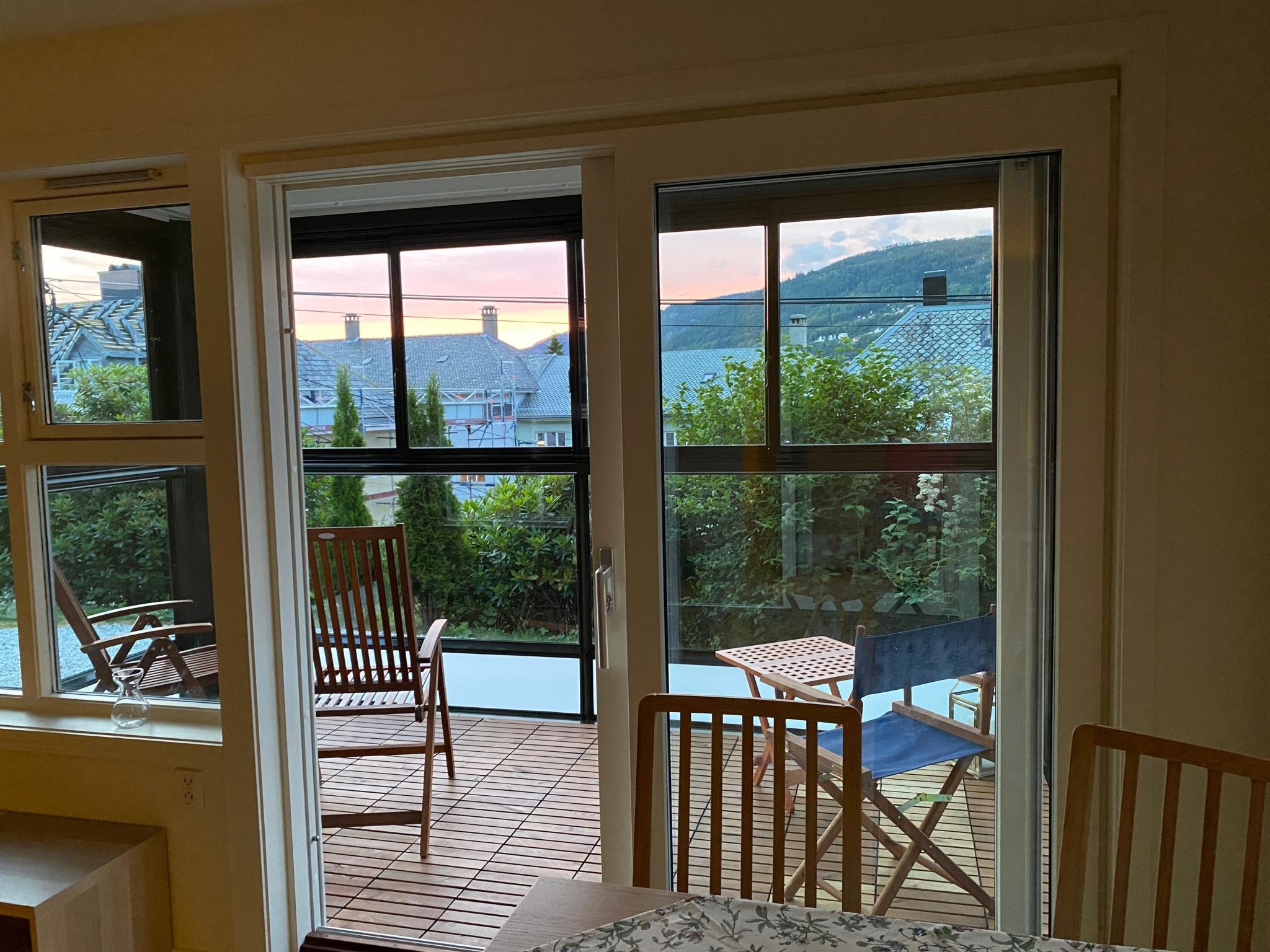 Stuen forlenges med innglasset terrasse. 