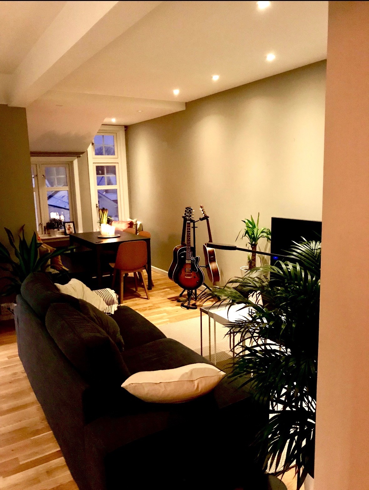 Stue med rene flater og spotter i taket