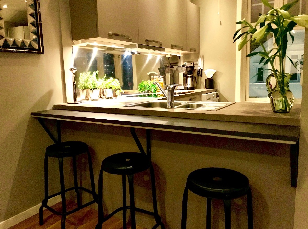 Romslig kjøkken med åpen løsning og god benk og skapplass