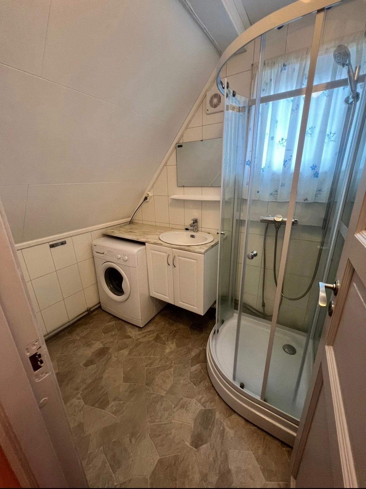 Bad med vaskemaskin og dusjkabinett