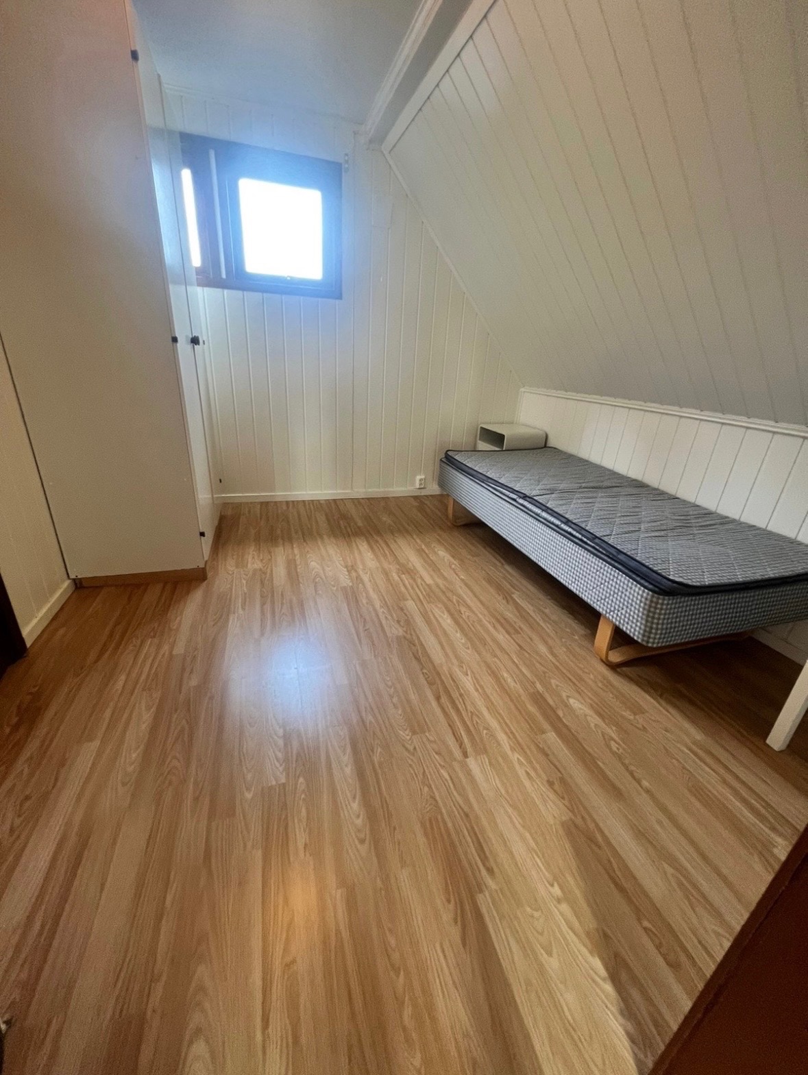 Soverom med garderobeskap