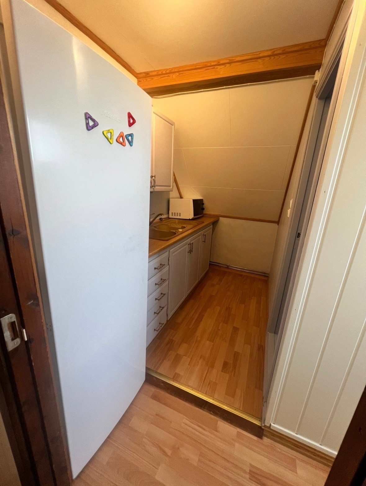 Kjøkken med inkludert stekeovn, mikrobølgeovn og kjøleskap