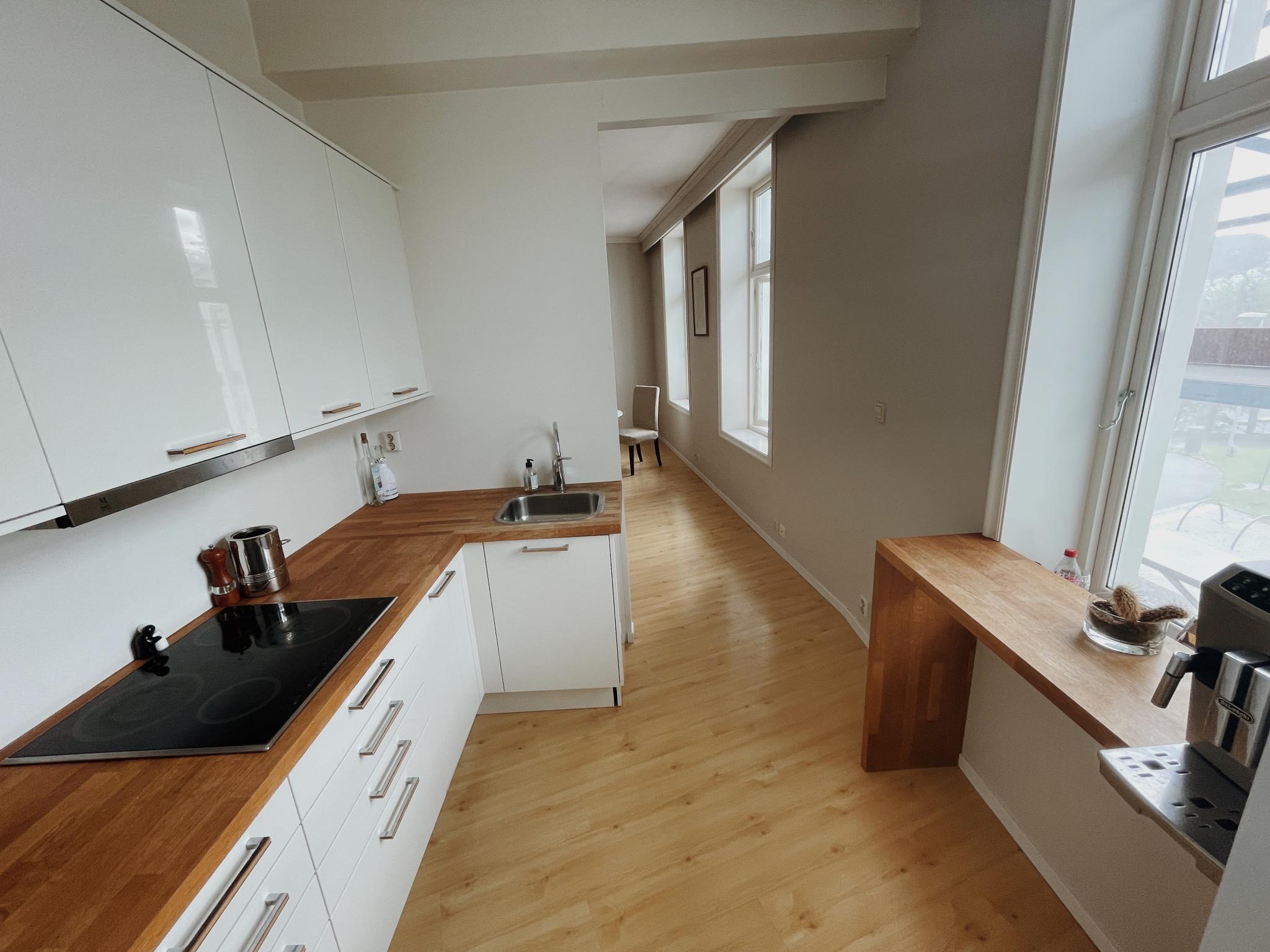 Kjøkken innredet med nødvendig kjøkkenutstyr. 