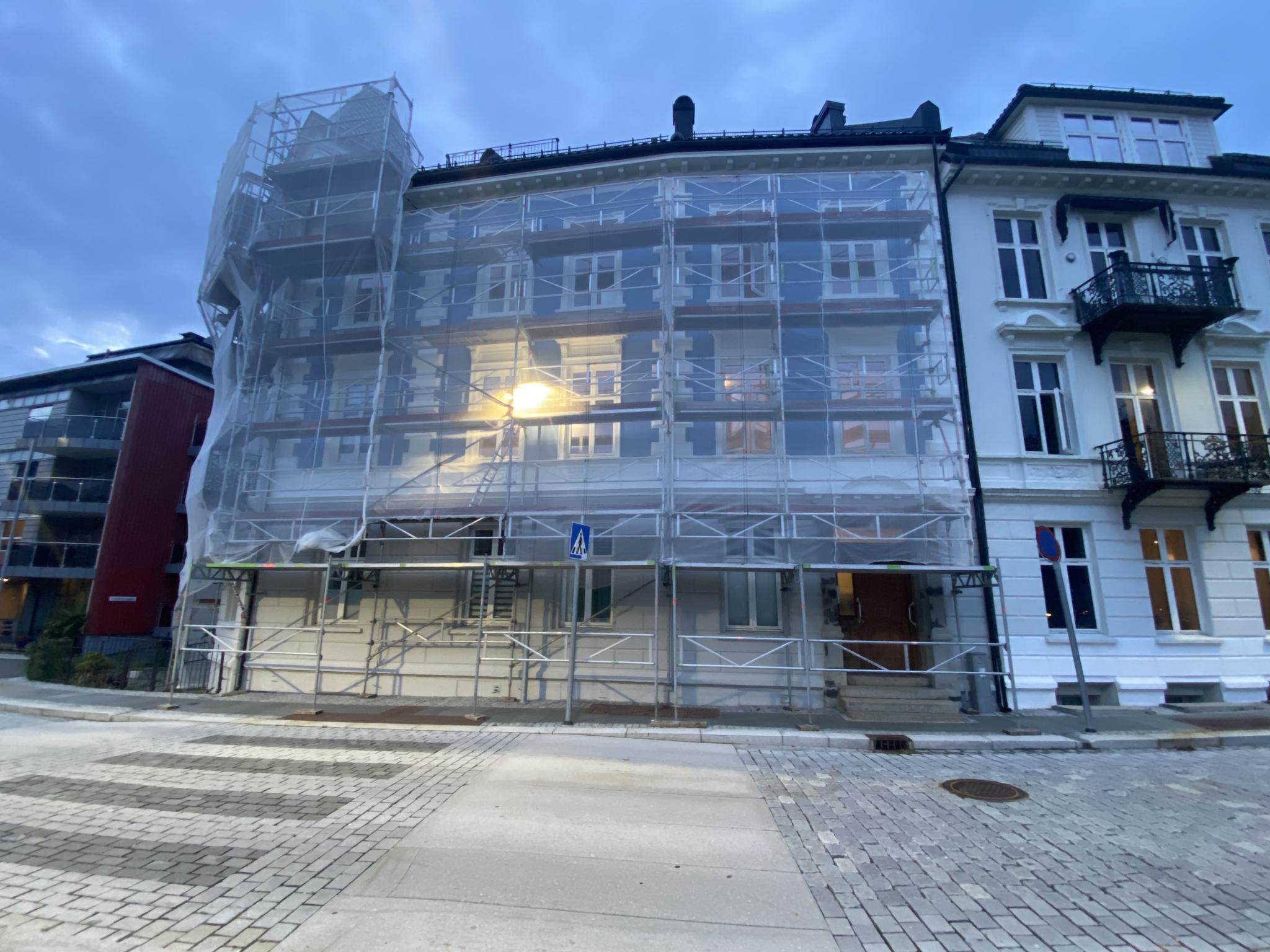 Leilighetskomplekset er nylig malt i en fin blåfarge.