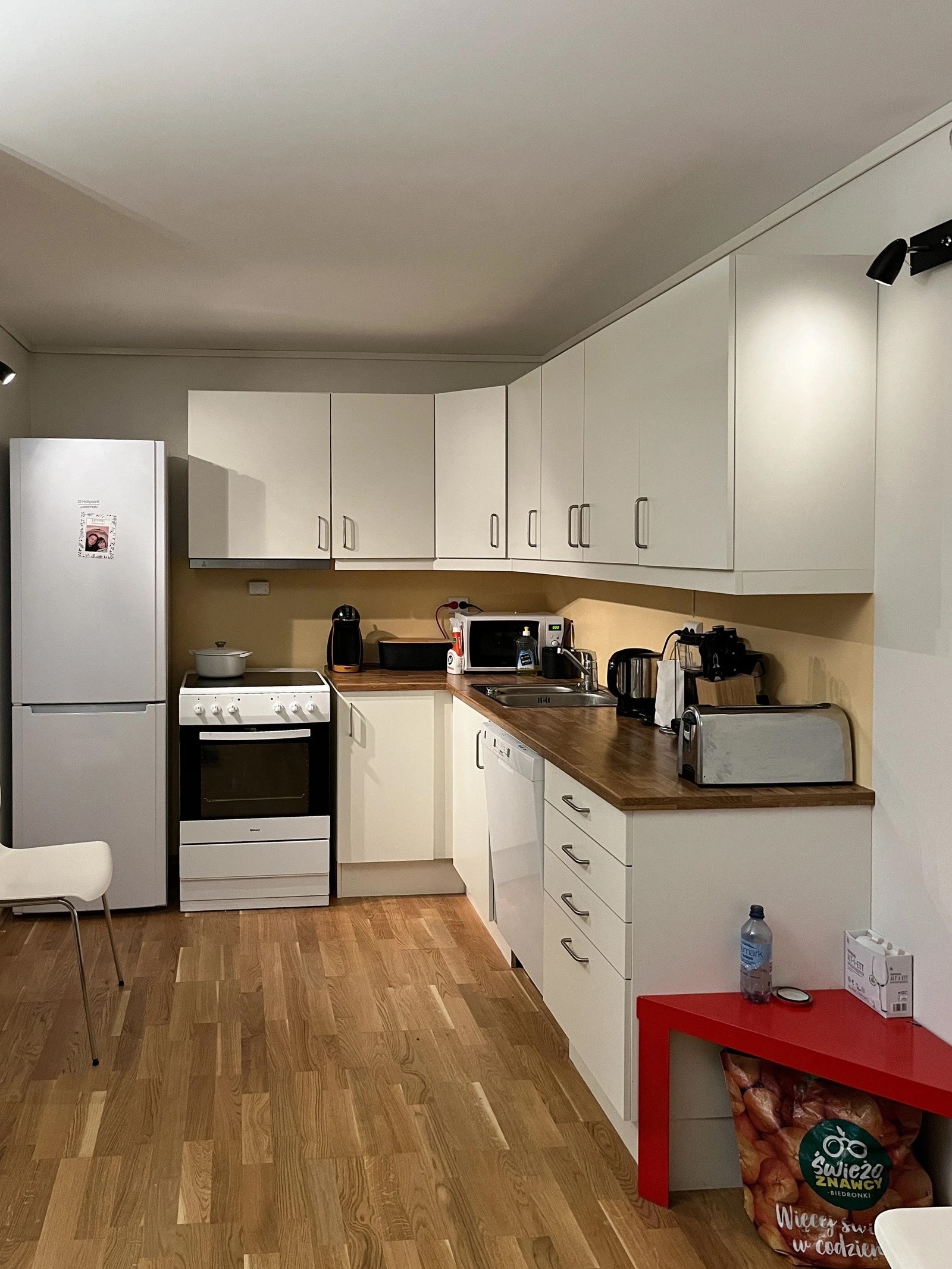 kjøkken med hvitevarer