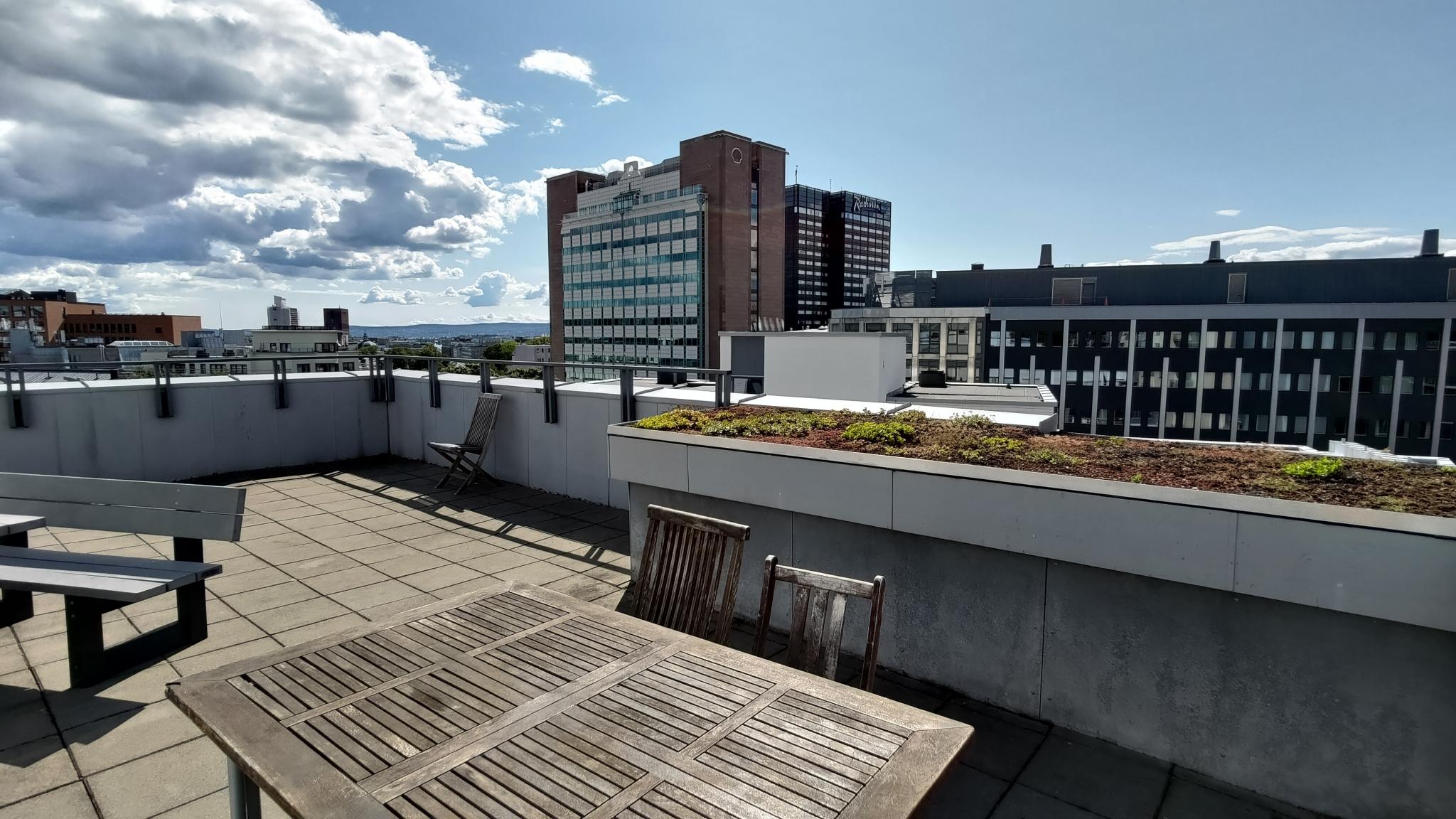 Takterasse vestvendt, fint sted og invitere med venner :-) Utsikt ned på Oslo Met.