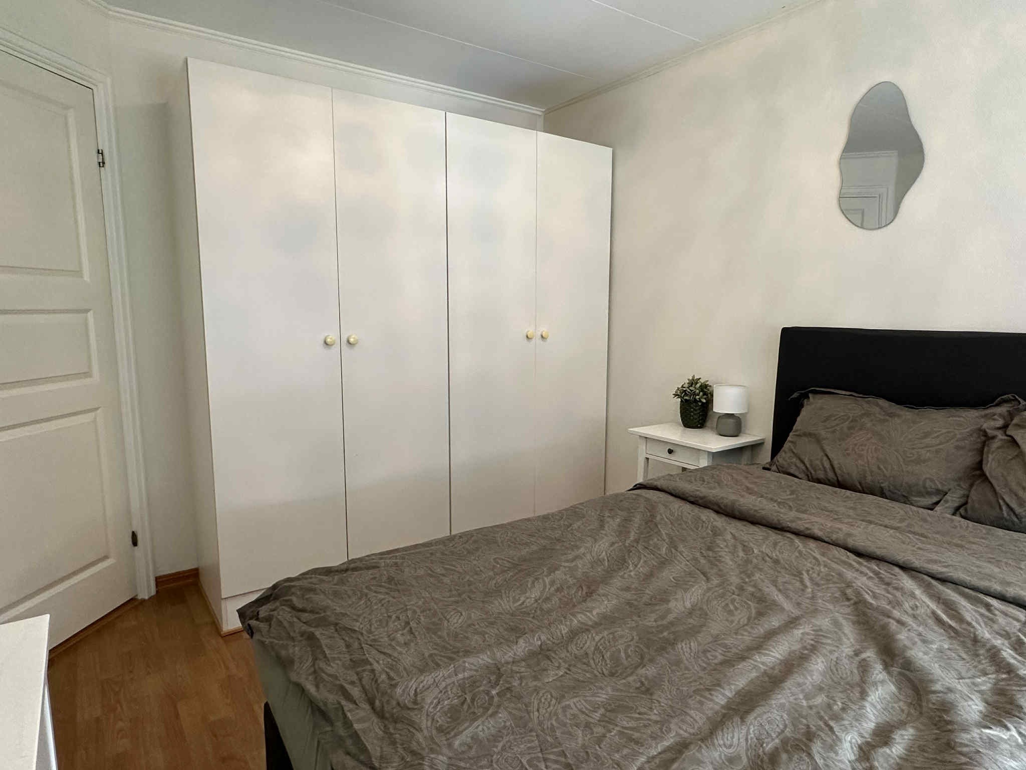 Romslig soverom med plass til stor seng og tilhørende møbler. Garderobeskap medfølger leiligheten 