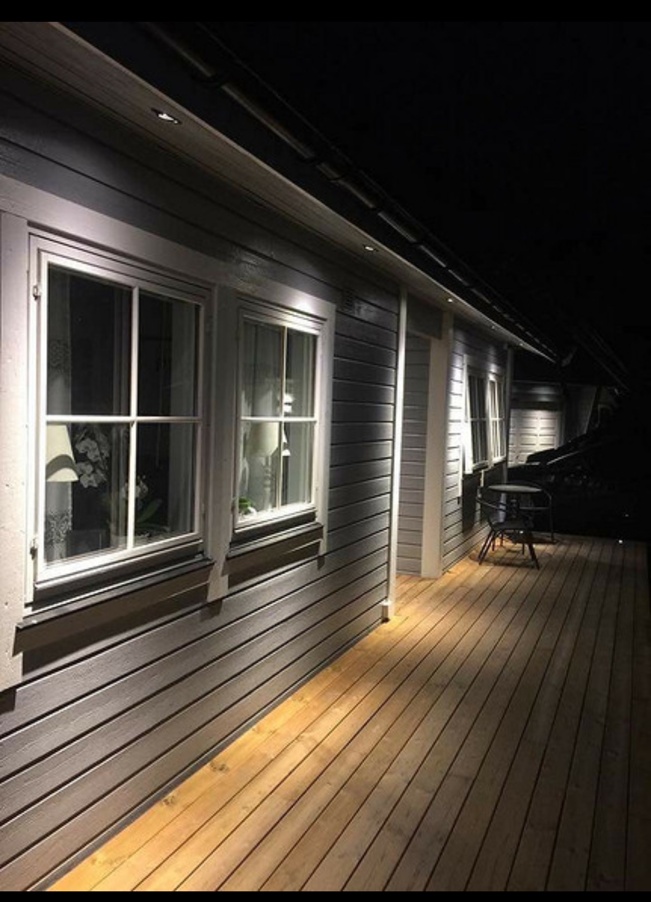 Belysning utenfor som automatisk går på om kvelden 