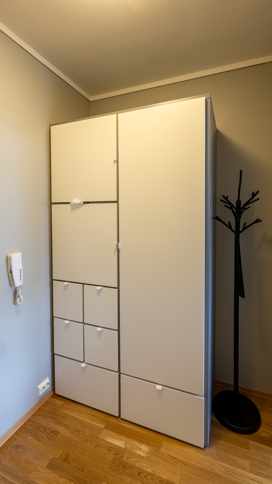 Inngangsparti har stort skap med oppbevaringsmuligheter