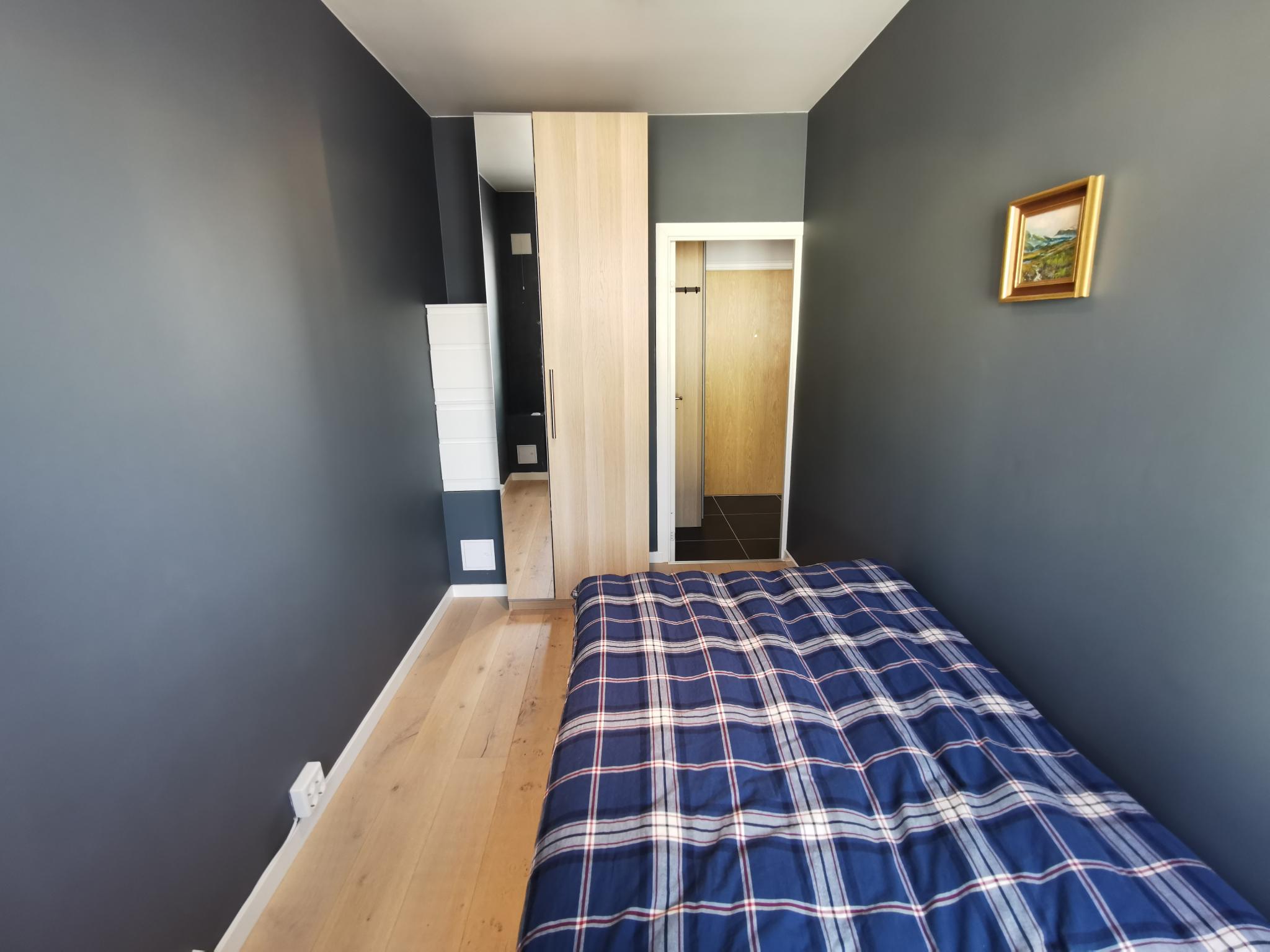 Soverom med klesskap og skuffer. 