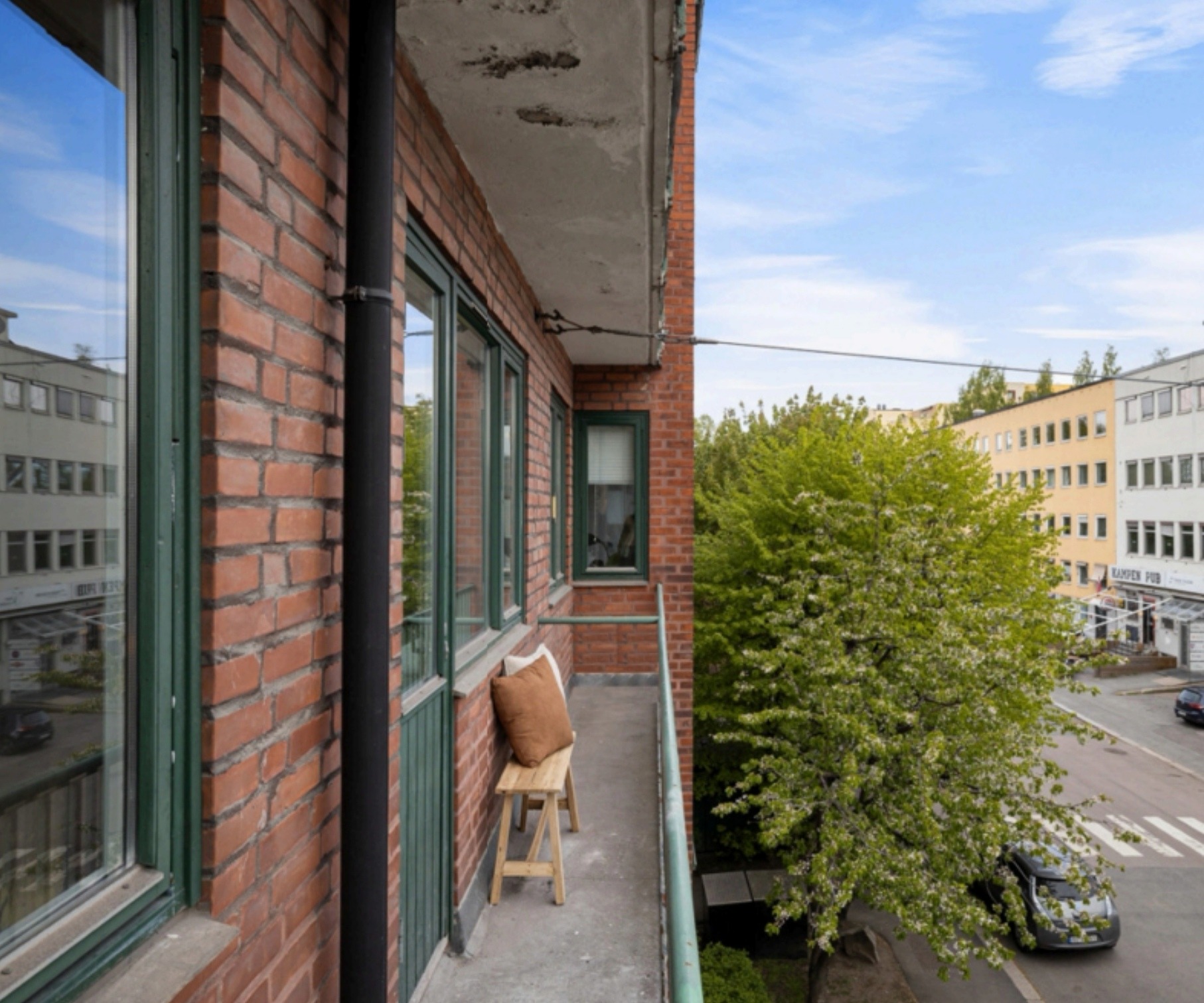 Brannbalkong. Balkongen har blitt pusset opp etter at bildet ble tatt. 