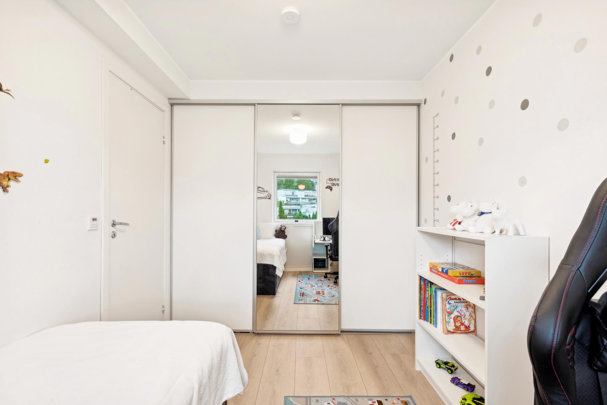 Skyvedørsgarderobe med speildør