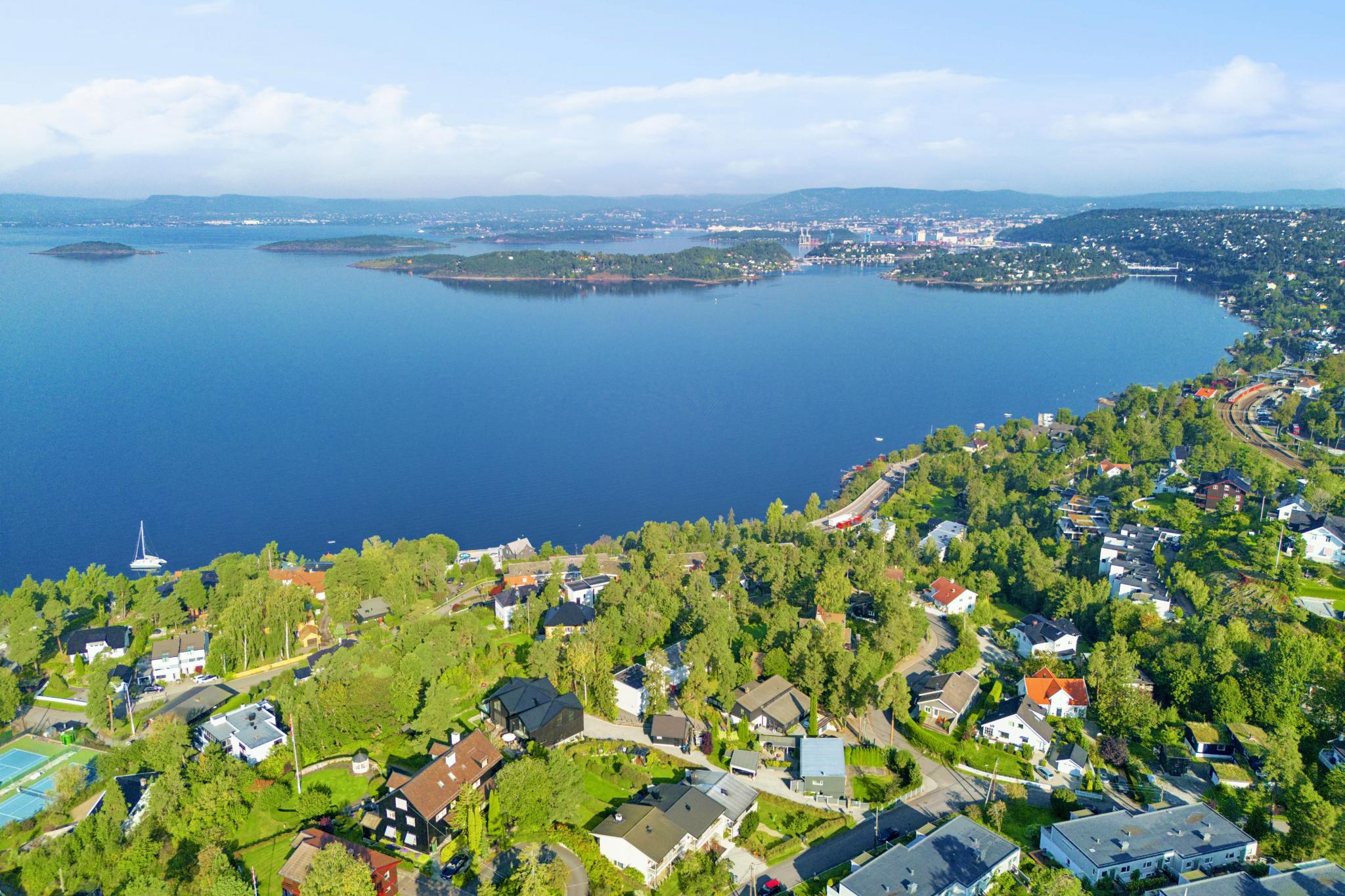 Dronebilde av nærområdet. Skjermet og rolig beliggenhet