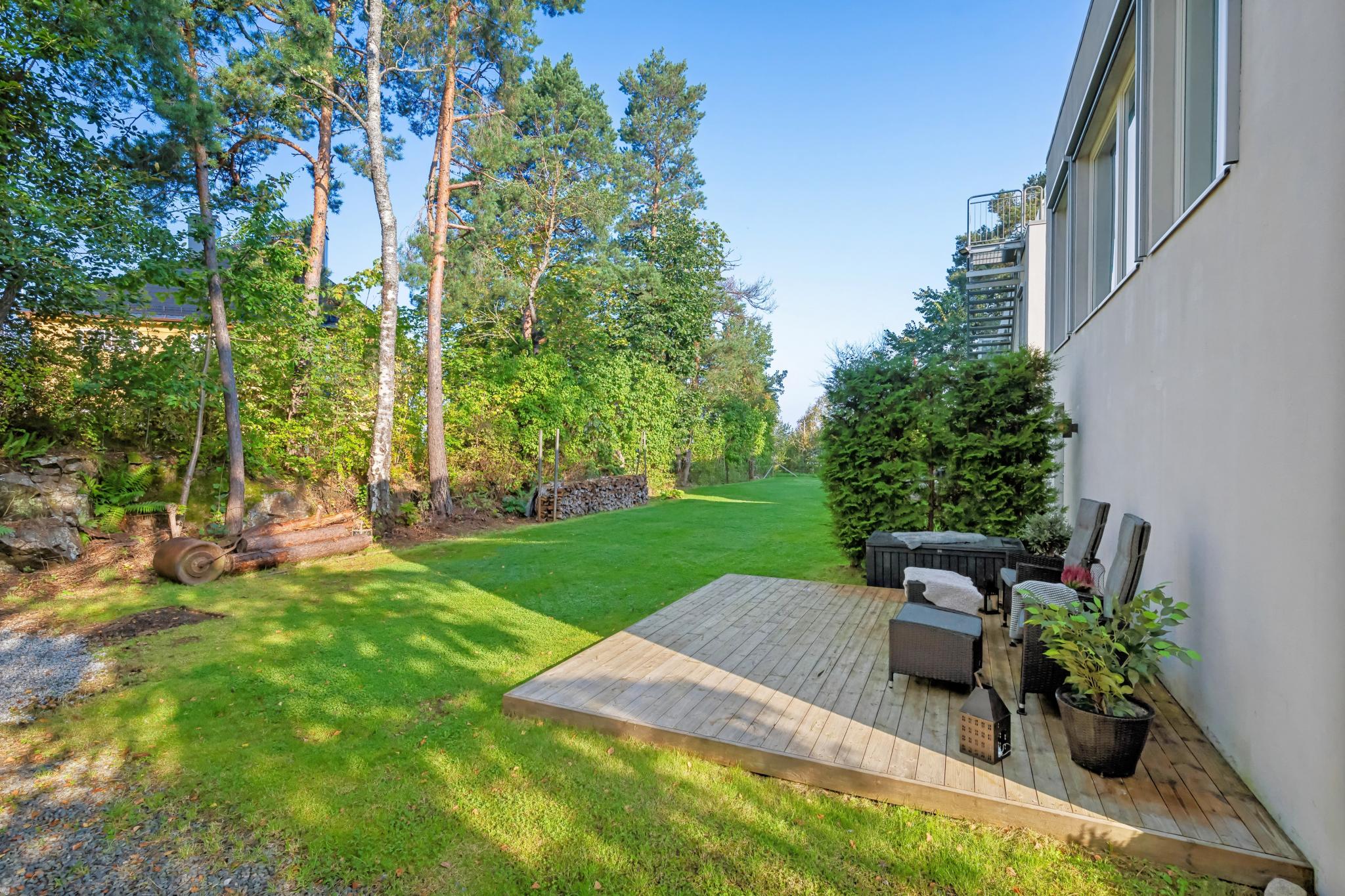 Sydvestvendt uteplass utenfor leiligheten