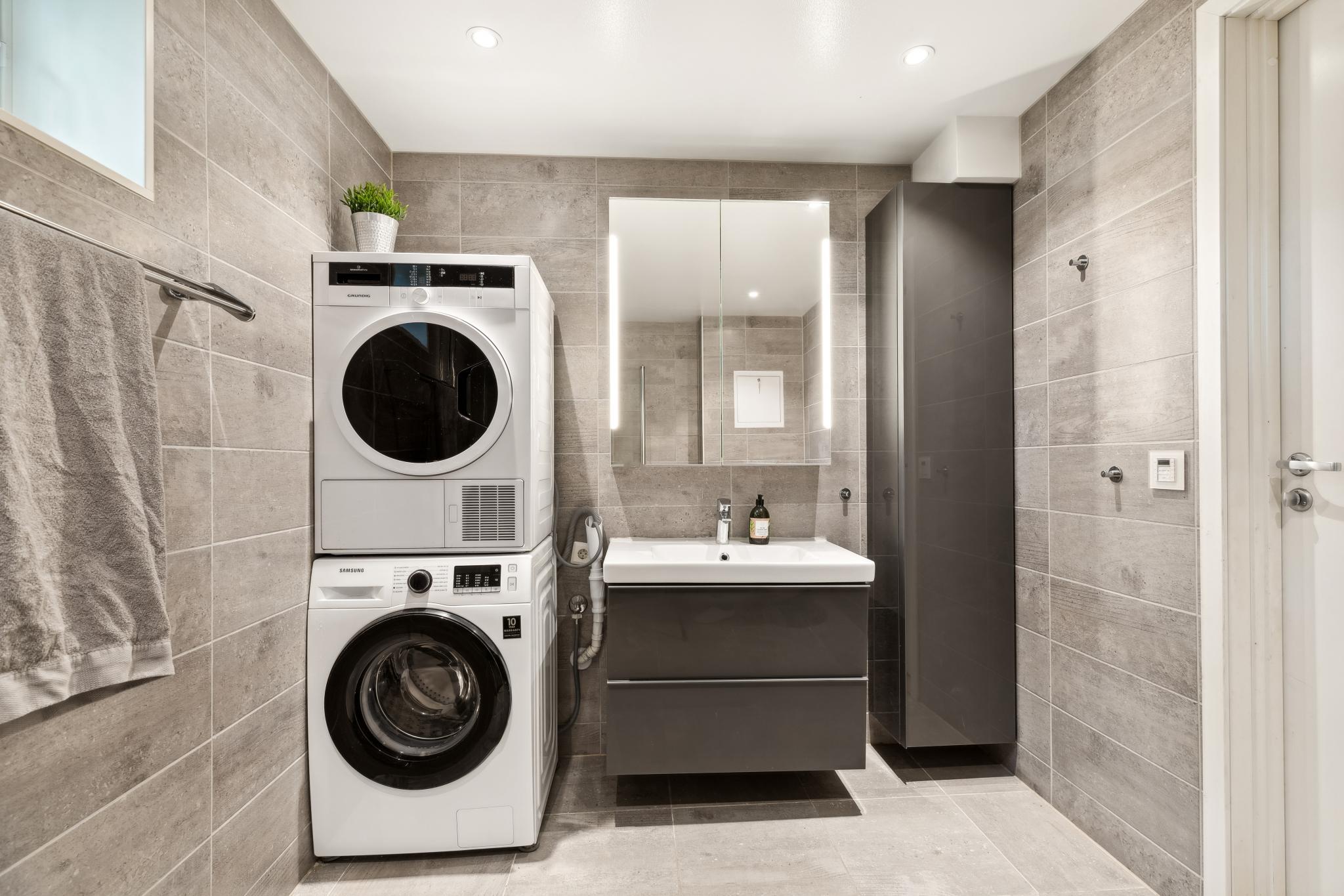 Baderommet har opplegg og plass til vaskesøyle