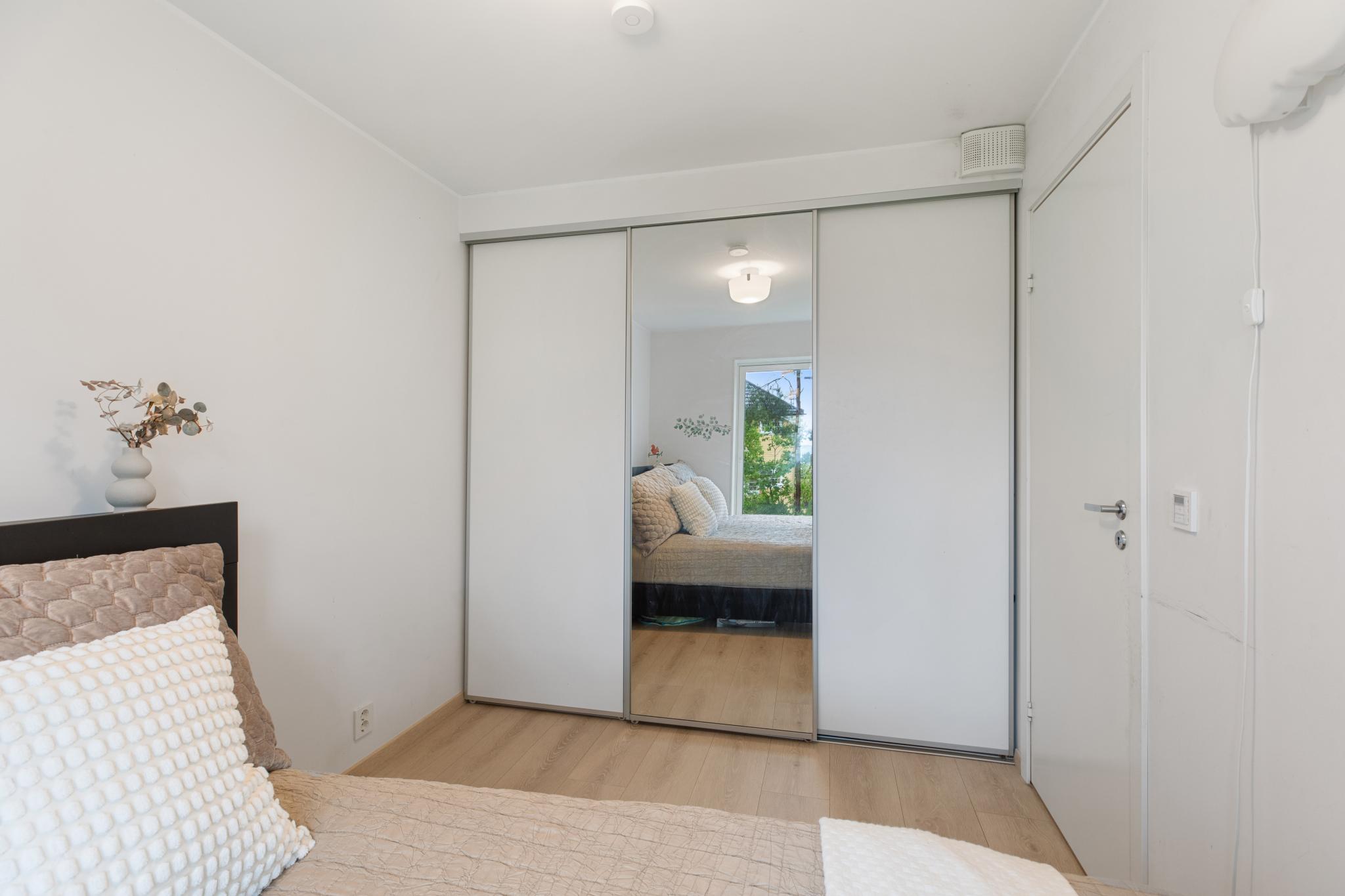 Begge soverom har skyvedørsgarderober