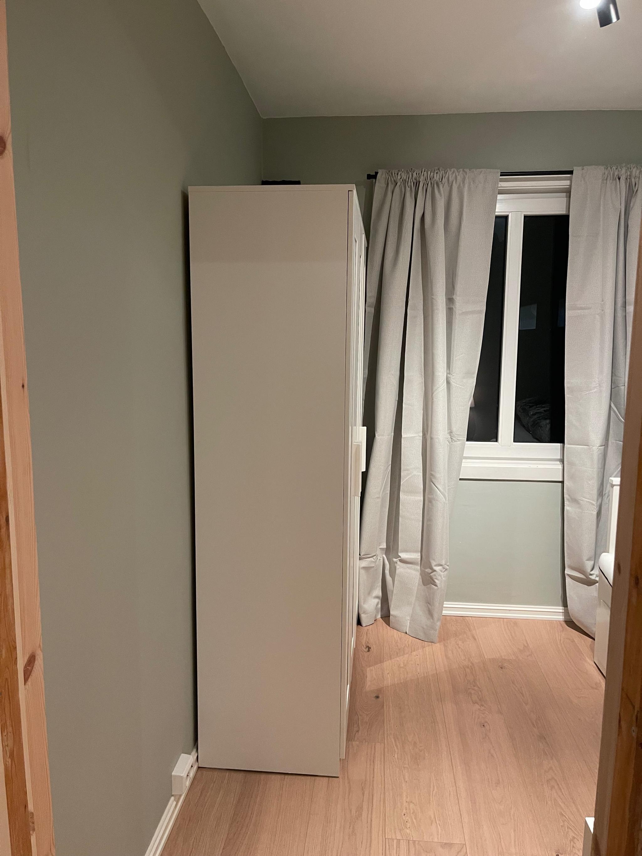 Skap oppbevaring, med god plass.