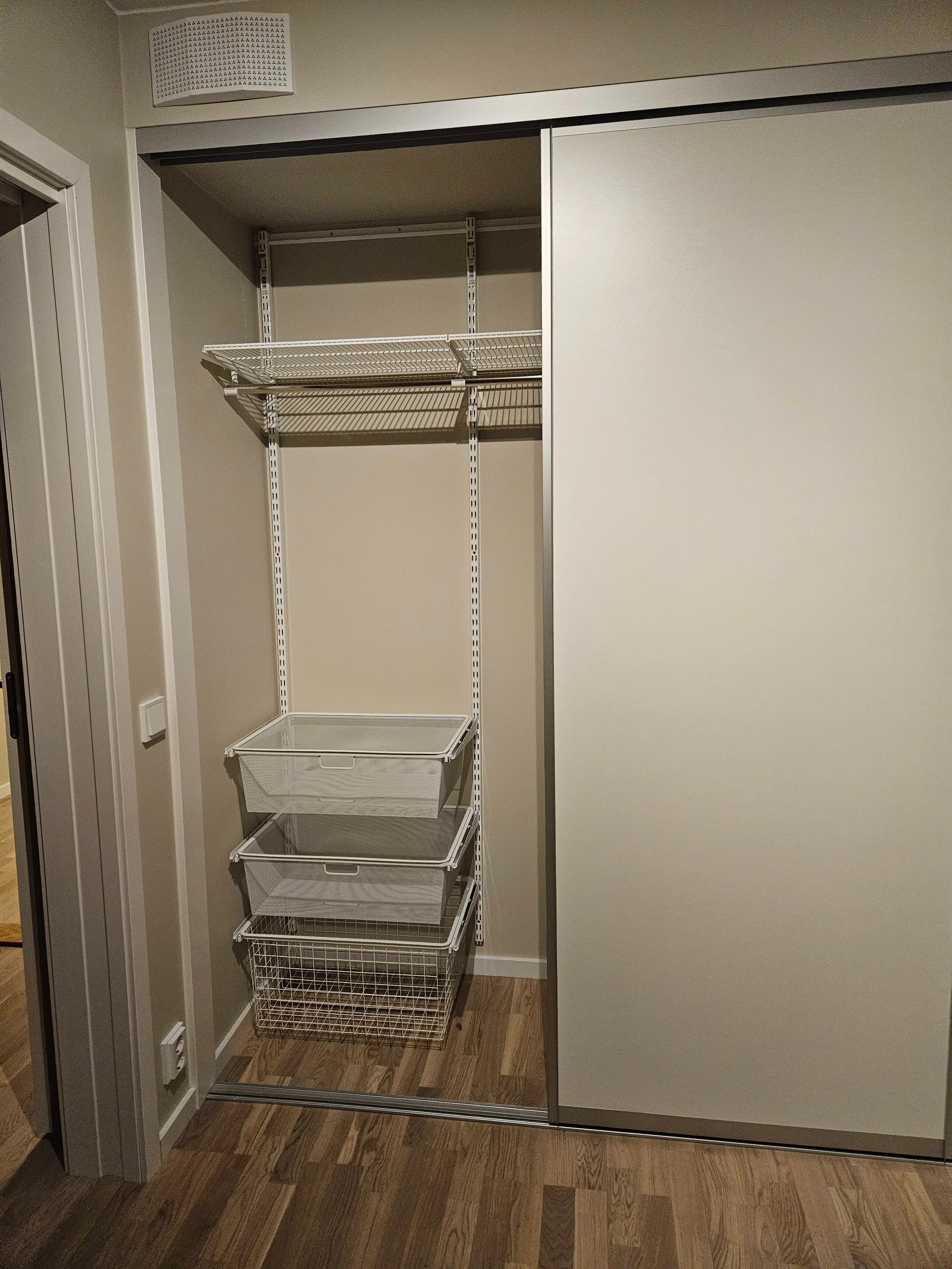 Skyvedørsgarderobe med god lagring