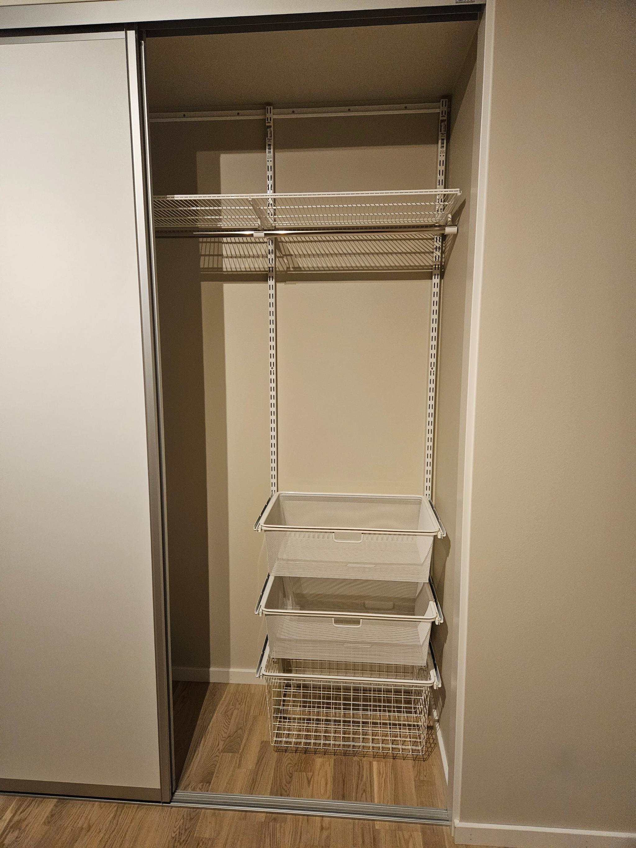 Skyvedørsgarderobe med god lagring