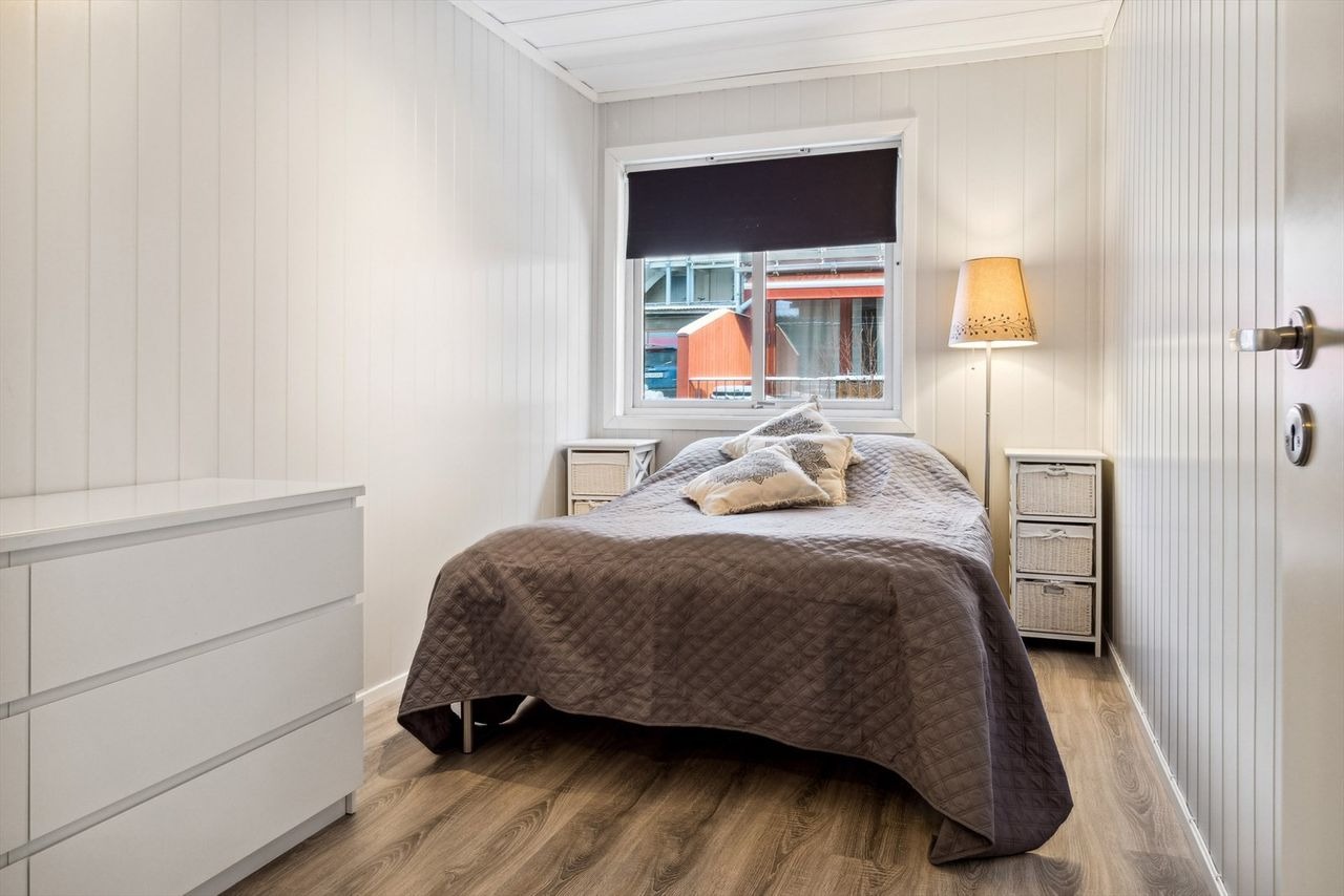 Rom som leies ut. Seng og nattbord på bildet følger ikke med